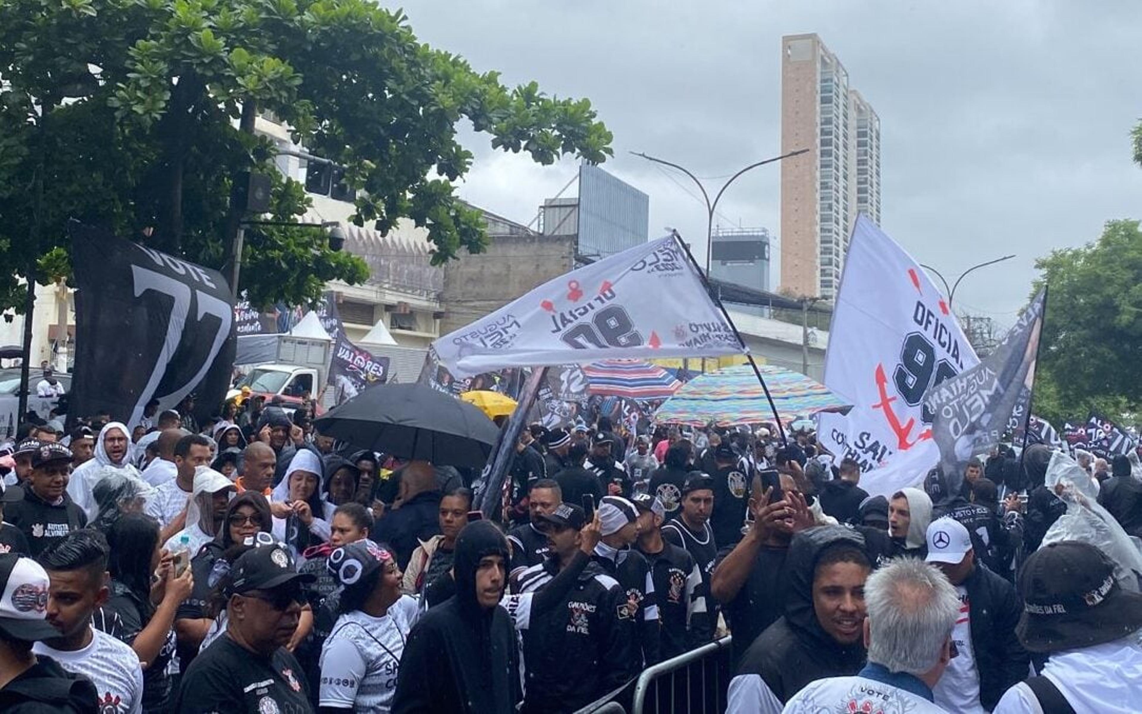 Torcidas organizadas do Corinthians protestam contra candidato durante eleição