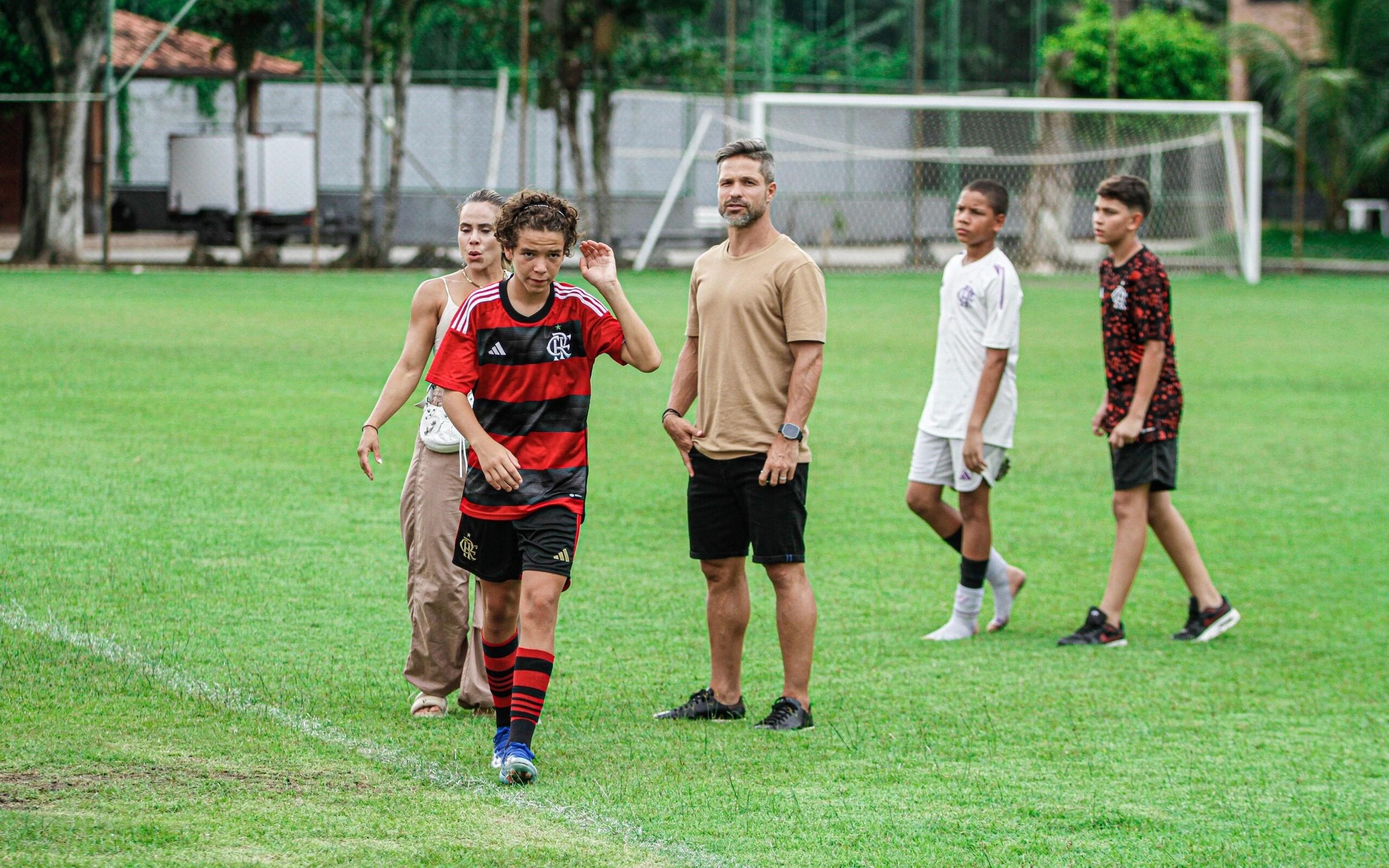 Diego Ribas acompanha jogo das categorias de base do Flamengo