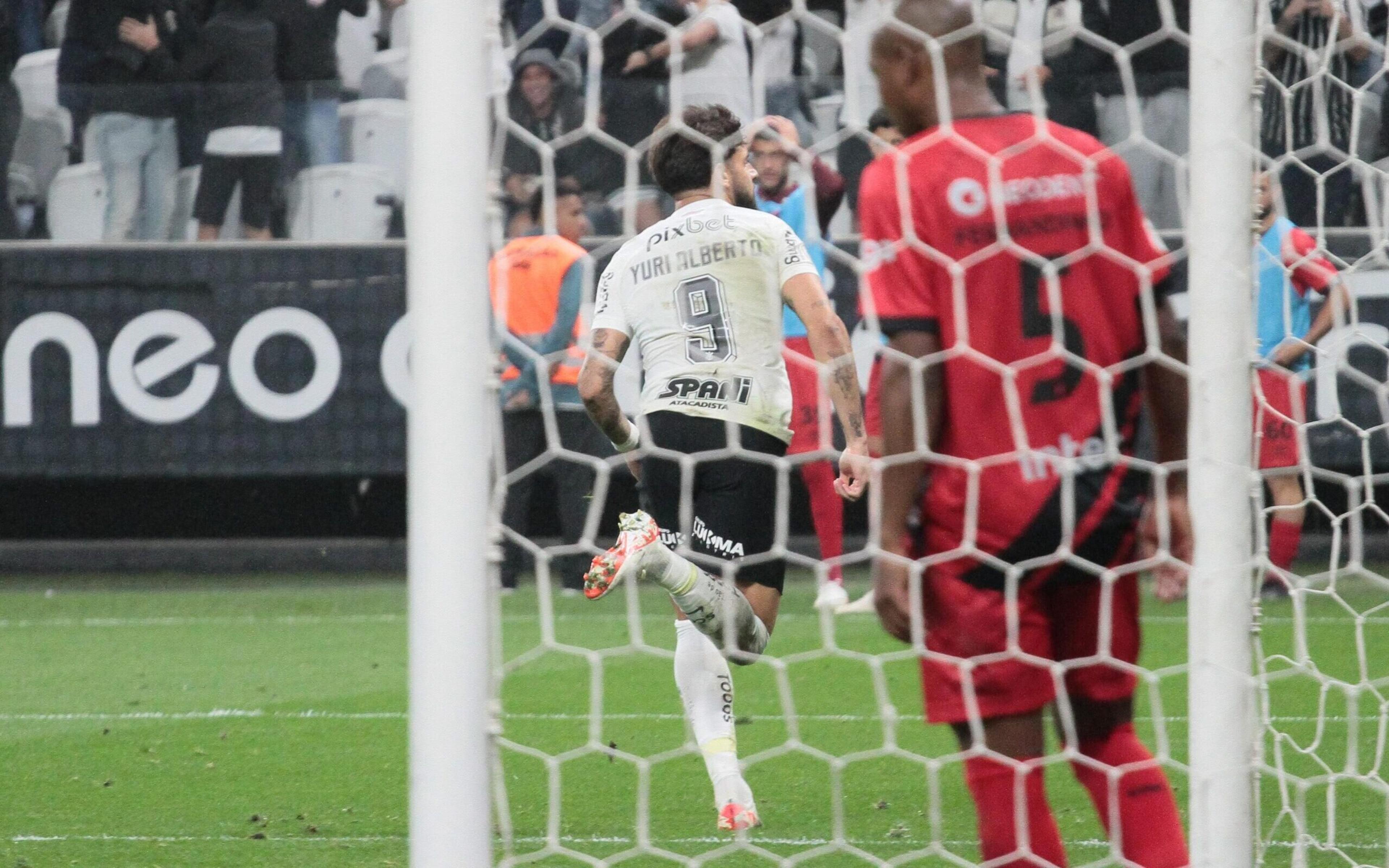 Com frango bizarro de Bento, Corinthians vence o Athletico-PR e abre distância do Z4 no Brasileirão