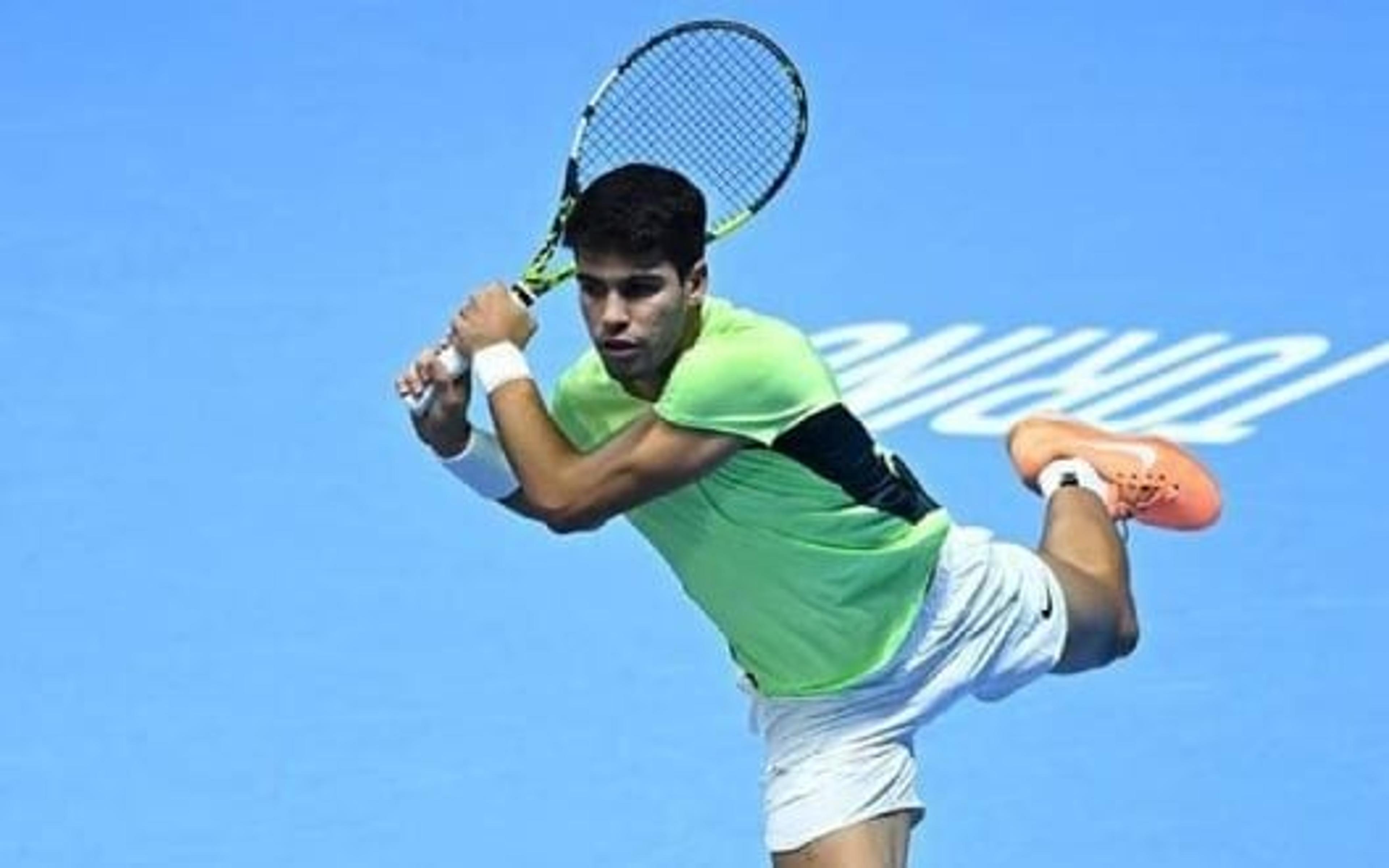 Alcaraz bate Medvedev e encara Djokovic na semi do ATP Finals