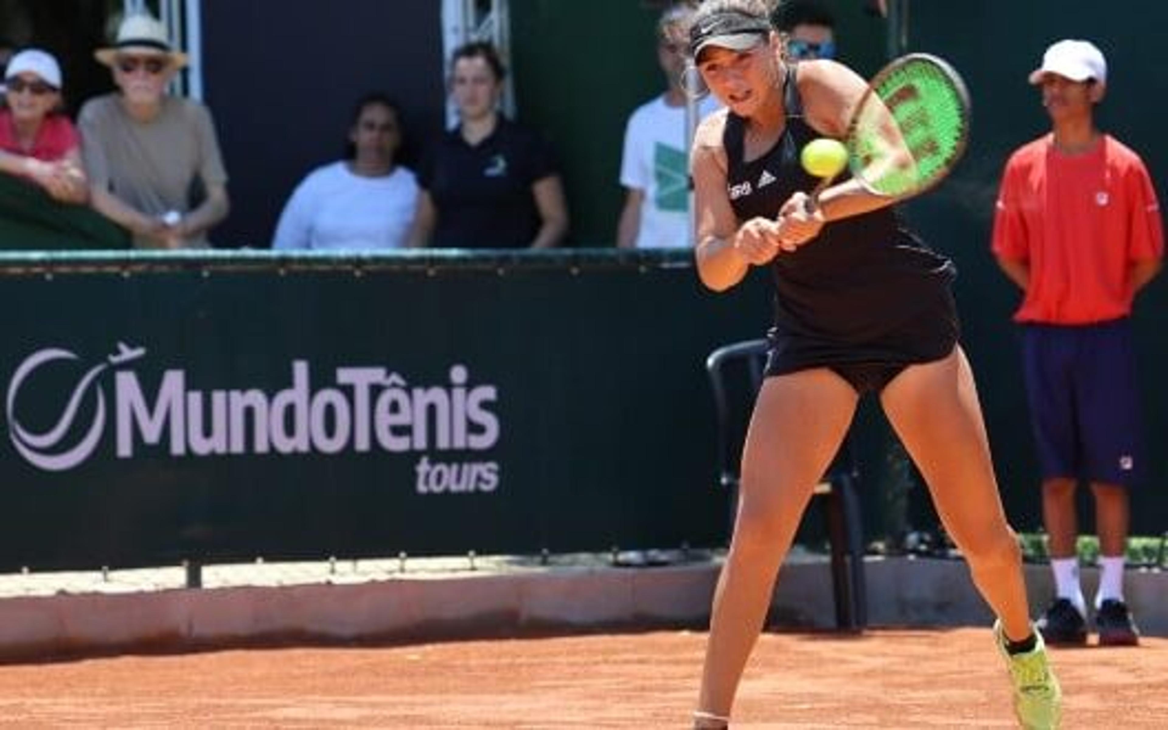 Carolina Bohrer mostra potencial em sua 1ª partida WTA em Florianópolis, mas é superada