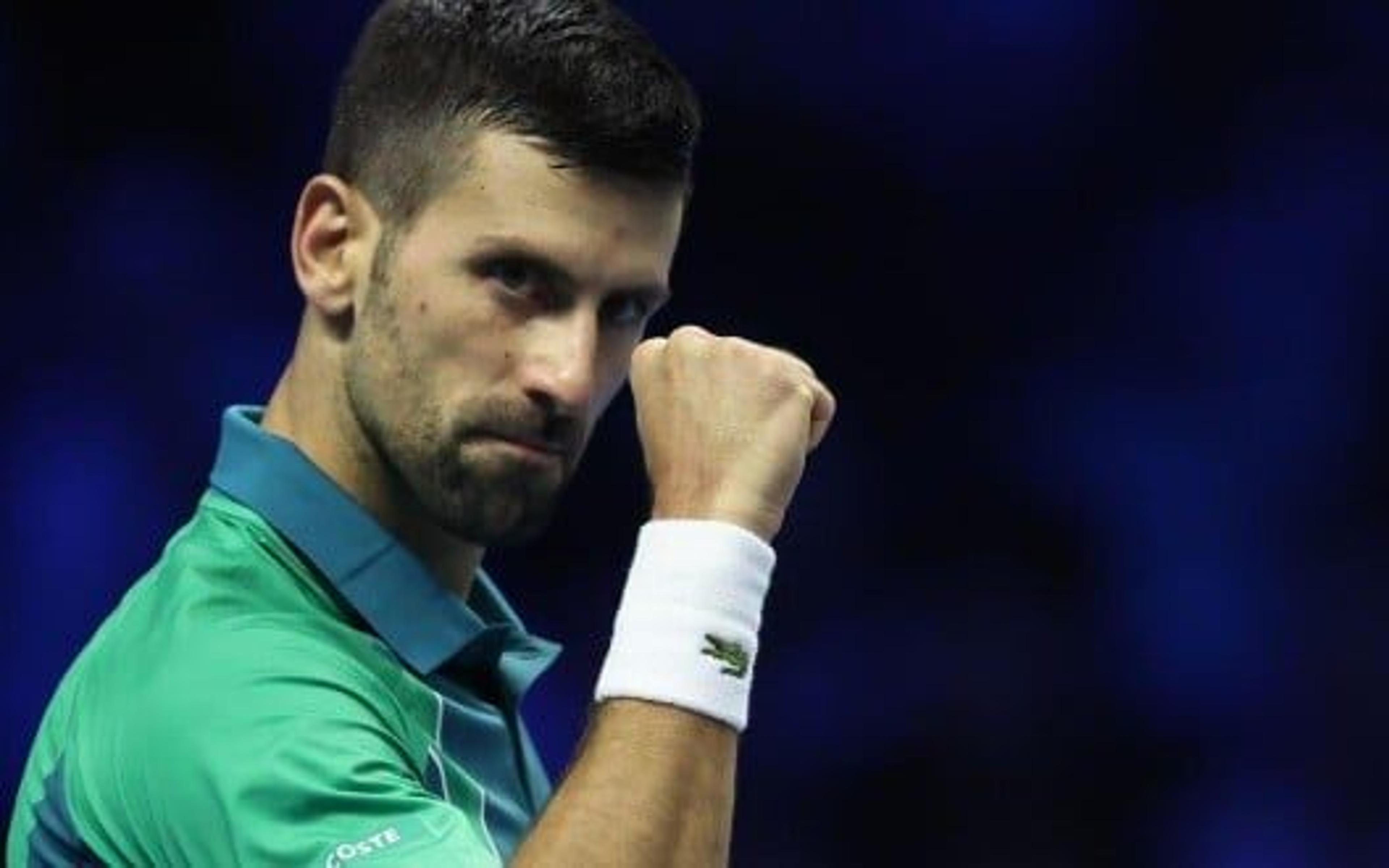 Djokovic não dá chances para Alcaraz em vitória que garante decisão no ATP Finals