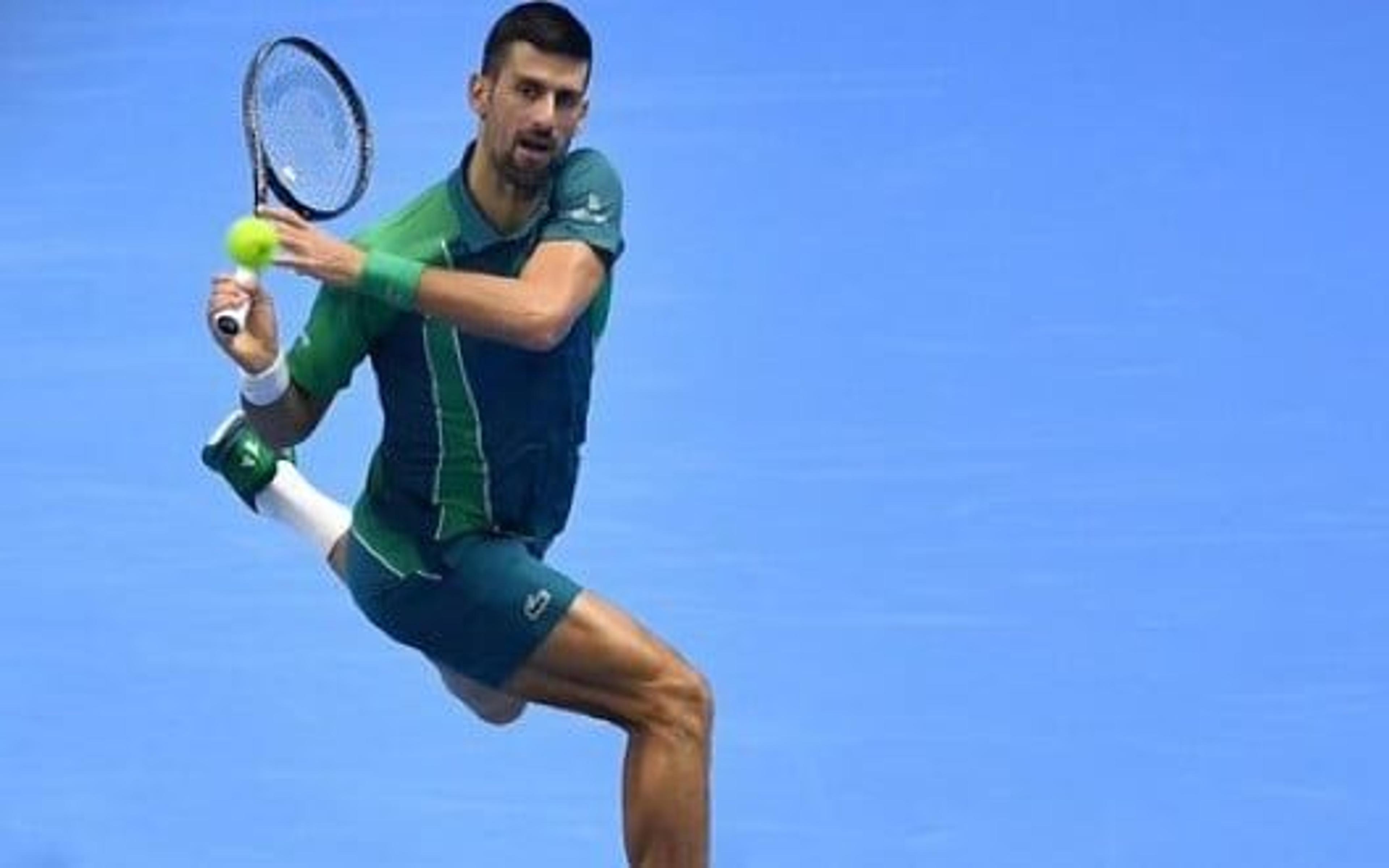 Djokovic vence, mas depende de Sinner para ir à semi no Finals