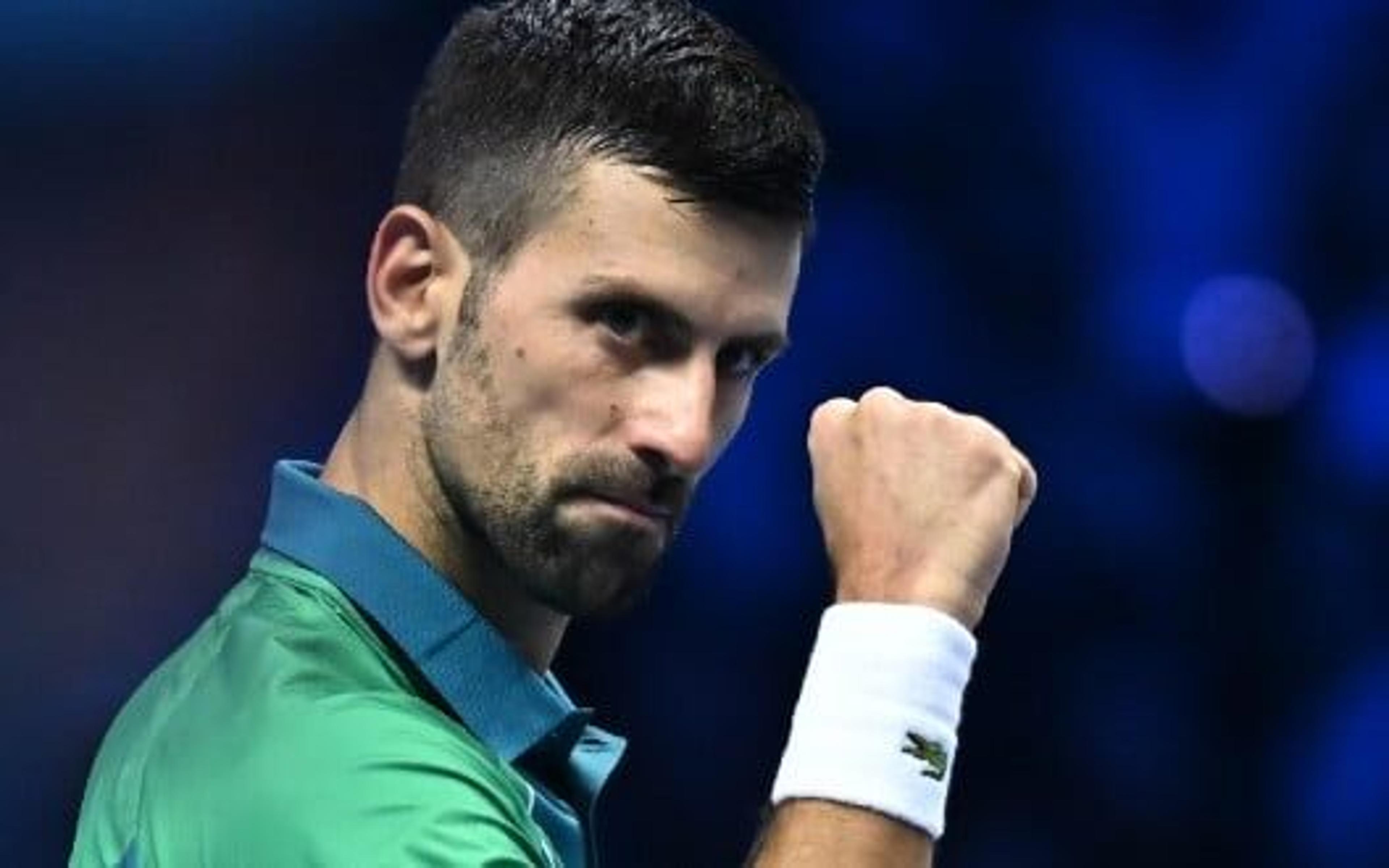 Djokovic quebra raquetes, mas bate Rune em 3h no Finals e garante Nº 1