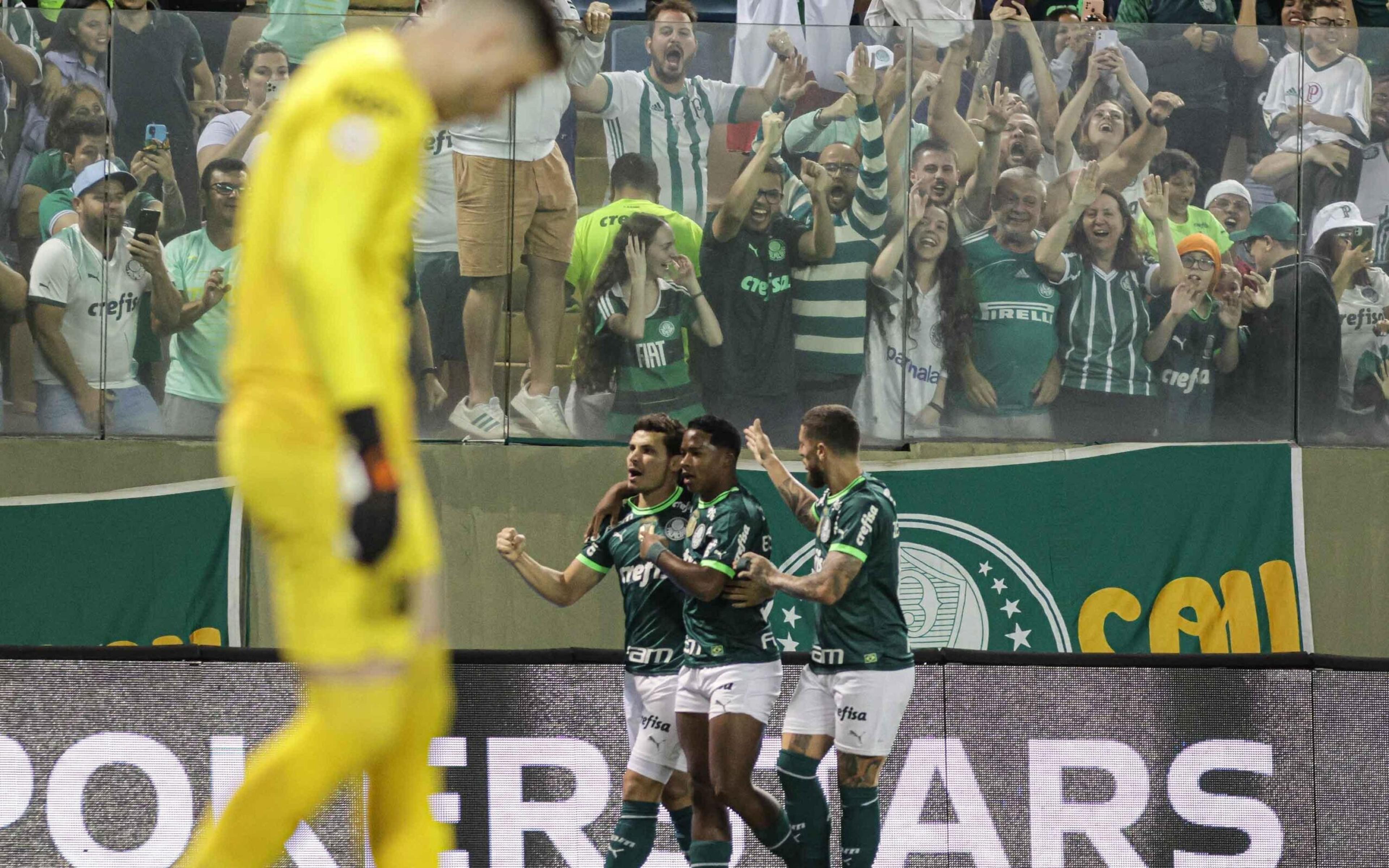 Endrick brilha, Palmeiras vence Athletico-PR e alcança o líder Botafogo no Brasileirão