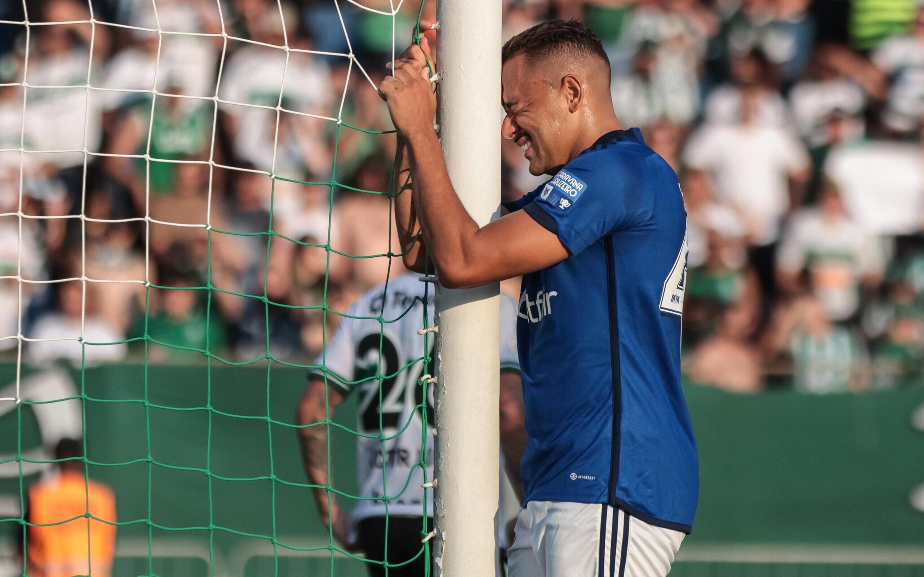 Em jogo marcado por confronto entre torcidas, Cruzeiro é derrotado pelo Coritiba