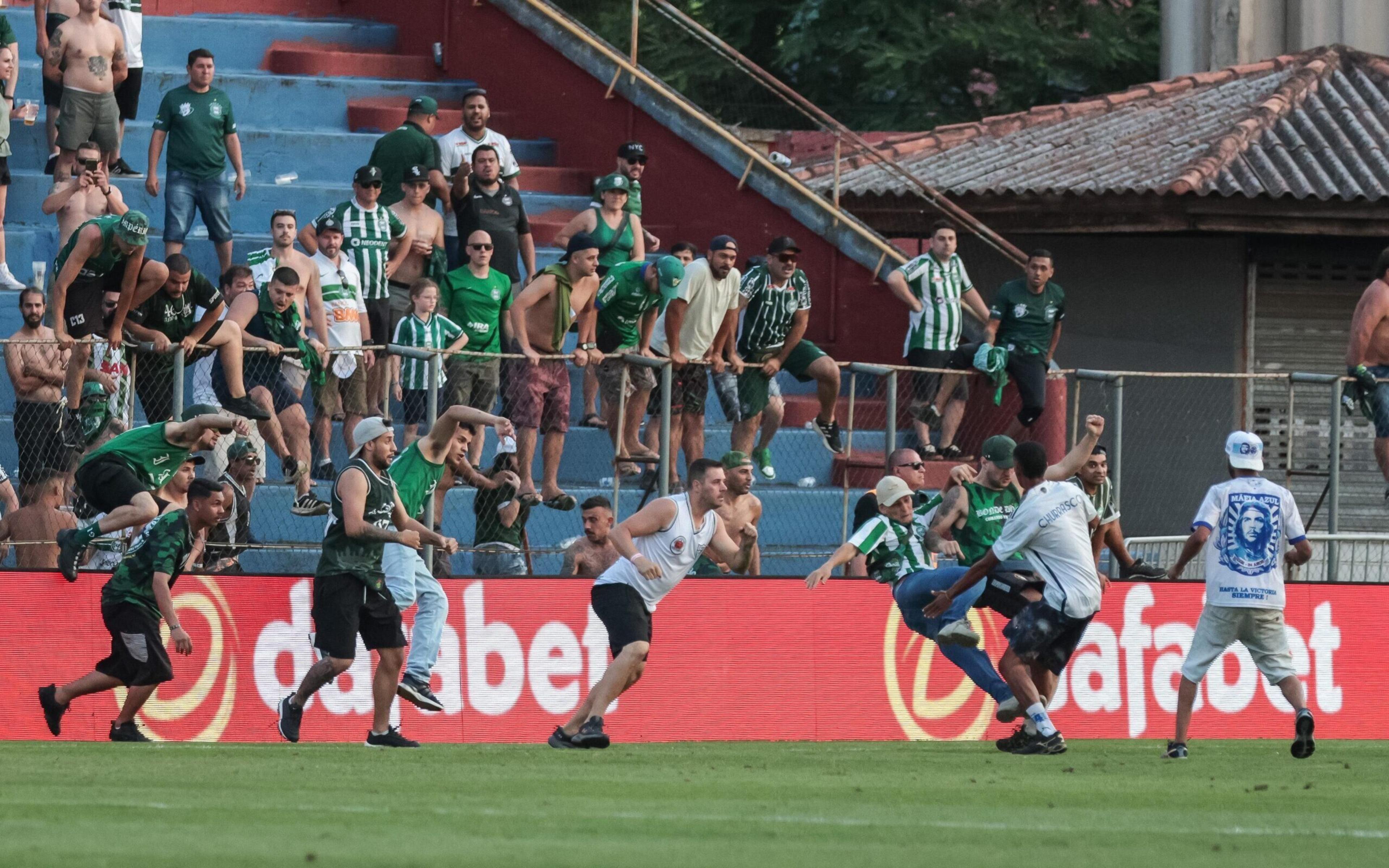 Denunciados no STJD, Coritiba e Cruzeiro podem sofrer punição pesada por briga entre torcidas