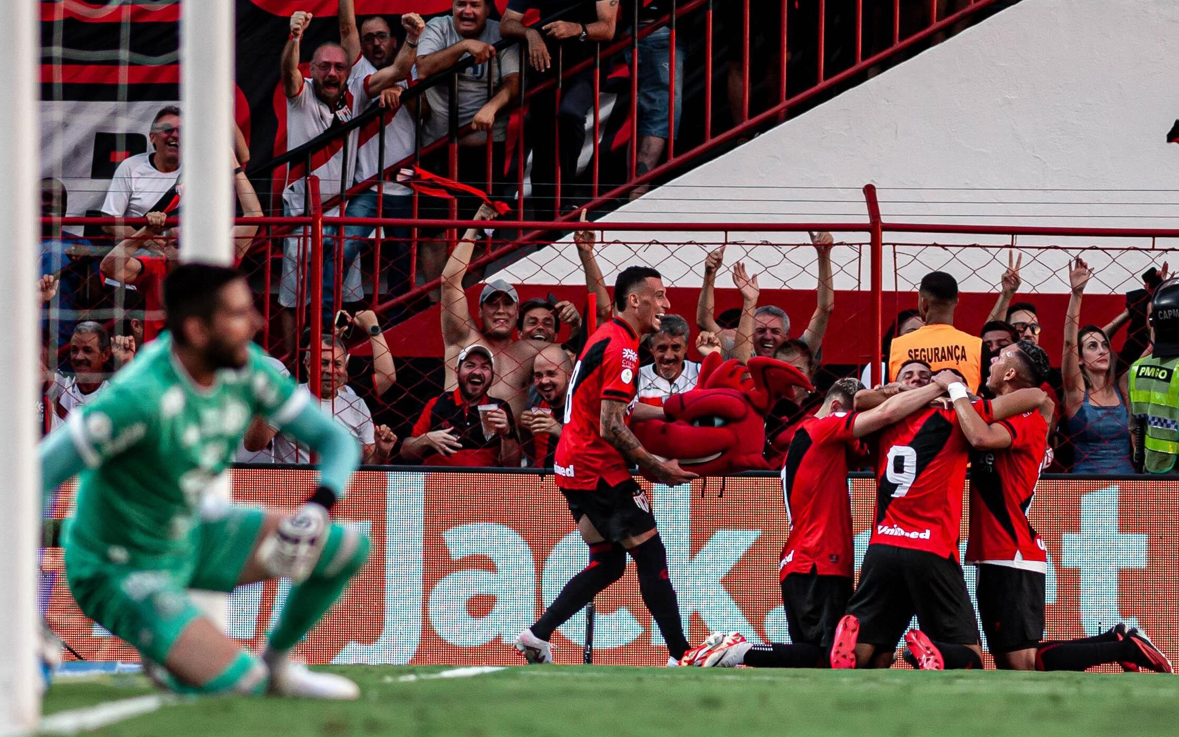 Atlético Goianiense bate o Guarani e está de volta à Série A do Brasileirão