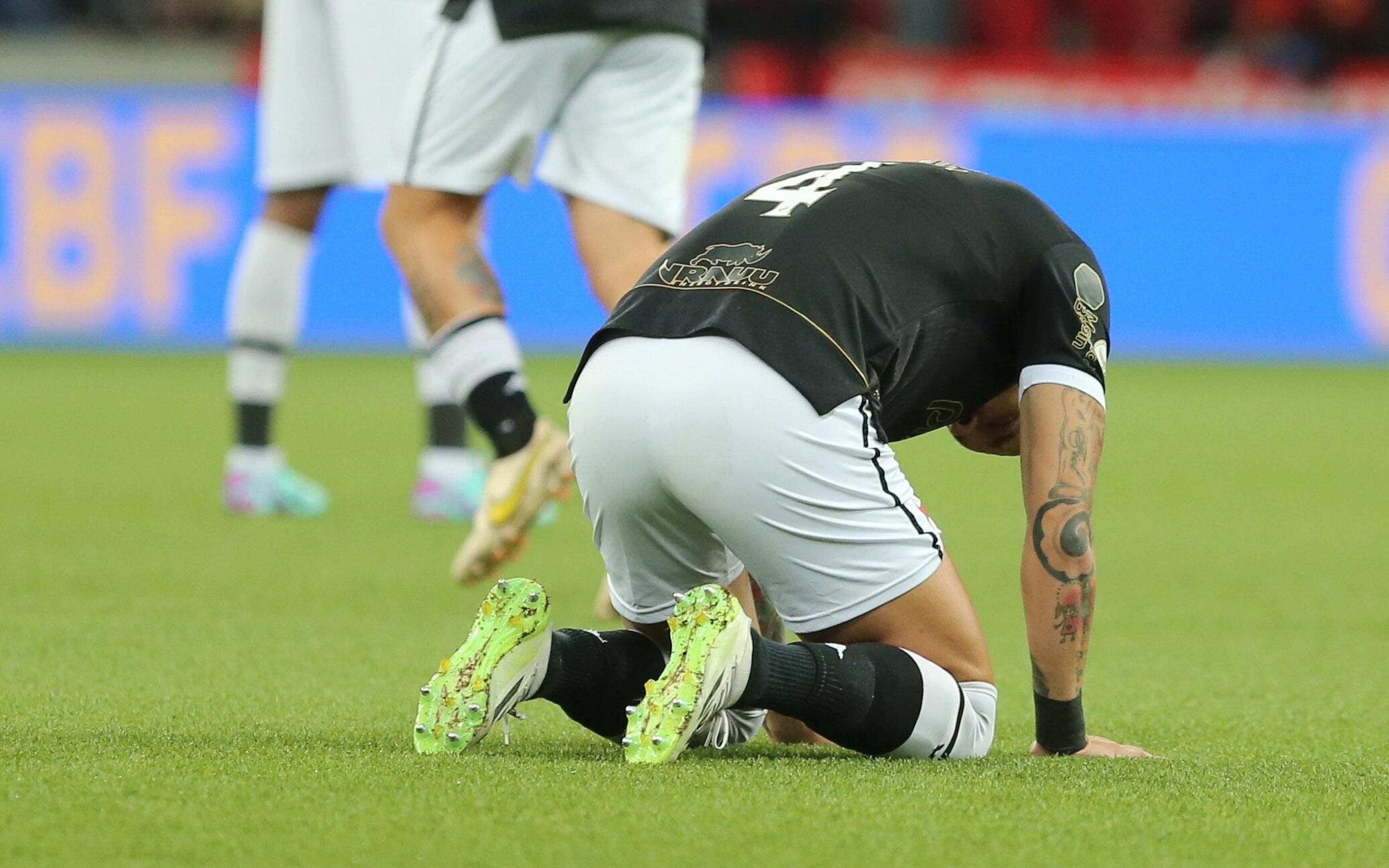 Empate com o Athletico-PR cobra preço alto ao Vasco, que pode ter zaga ‘reserva da reserva’ contra o Corinthians; veja opções