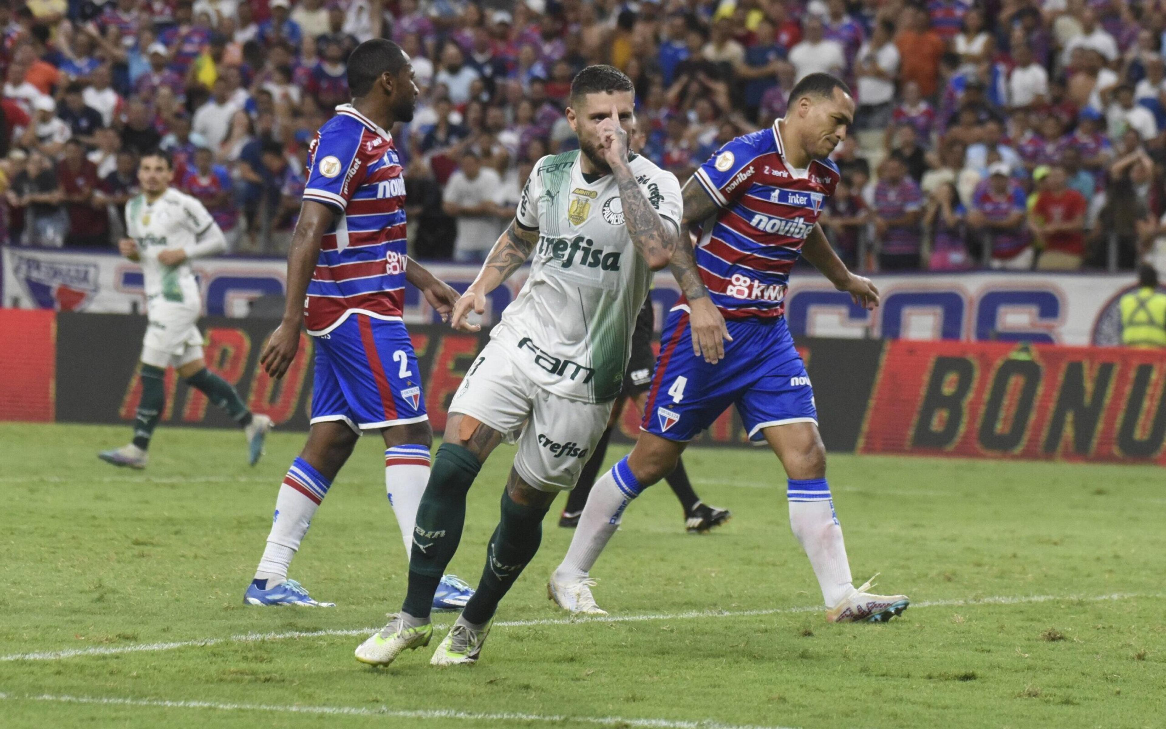 Mesmo com um jogador a menos, Palmeiras busca empate com o Fortaleza e se mantém na liderança do Brasileirão