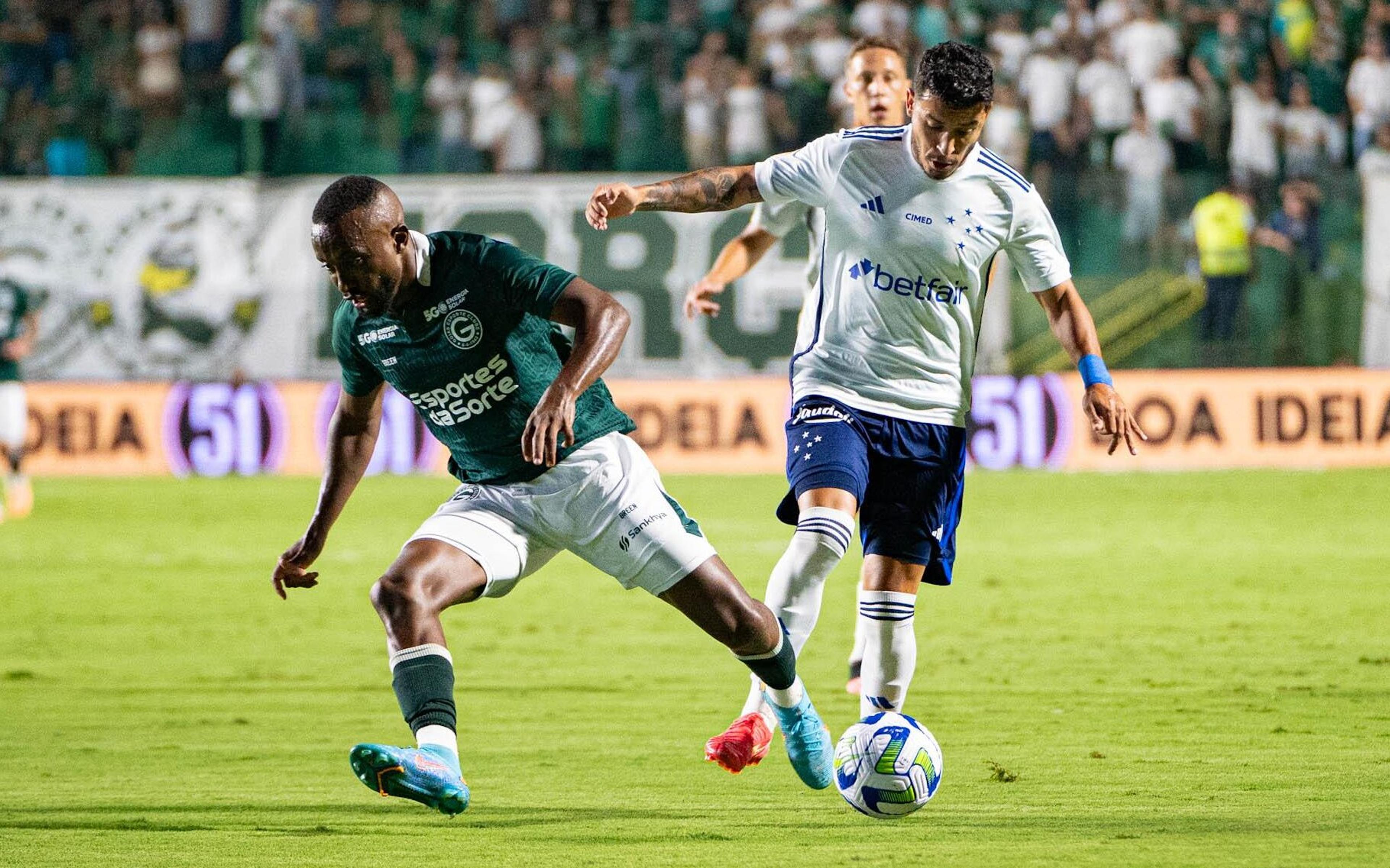 No apagar das luzes, Robert salva Cruzeiro contra o Goiás