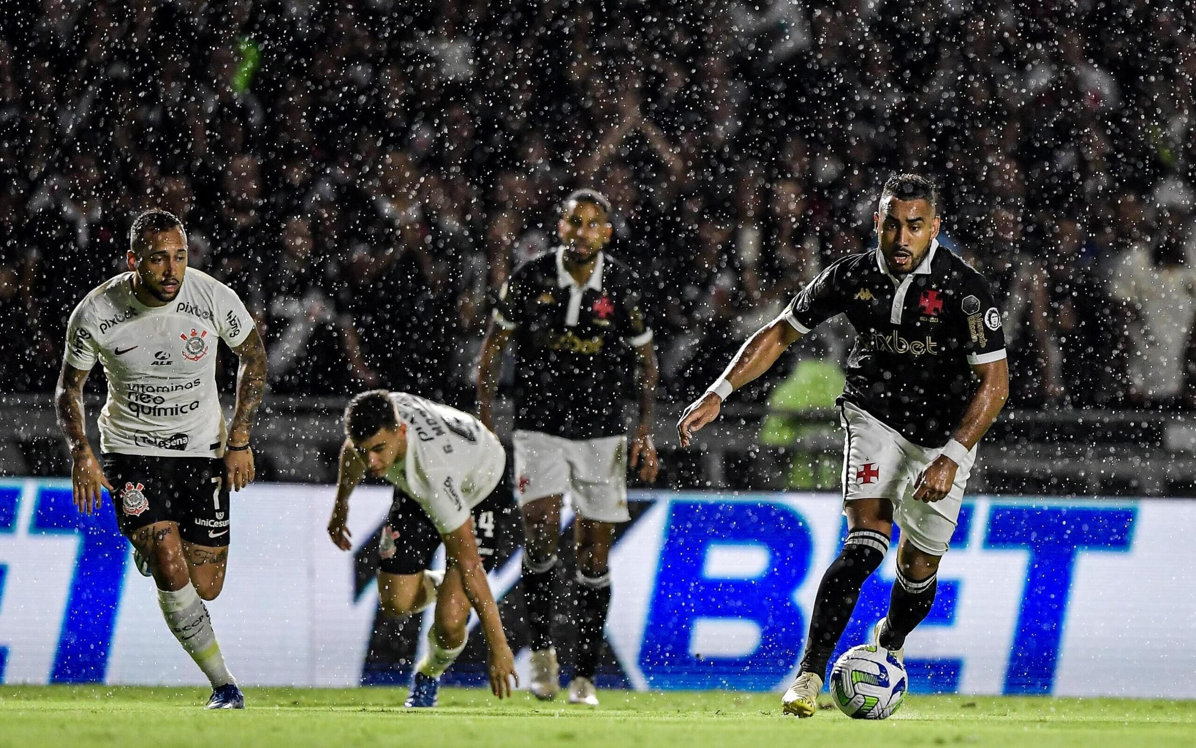 Corinthians vence o Vasco de virada e se afasta do risco de rebaixamento no Brasileirão