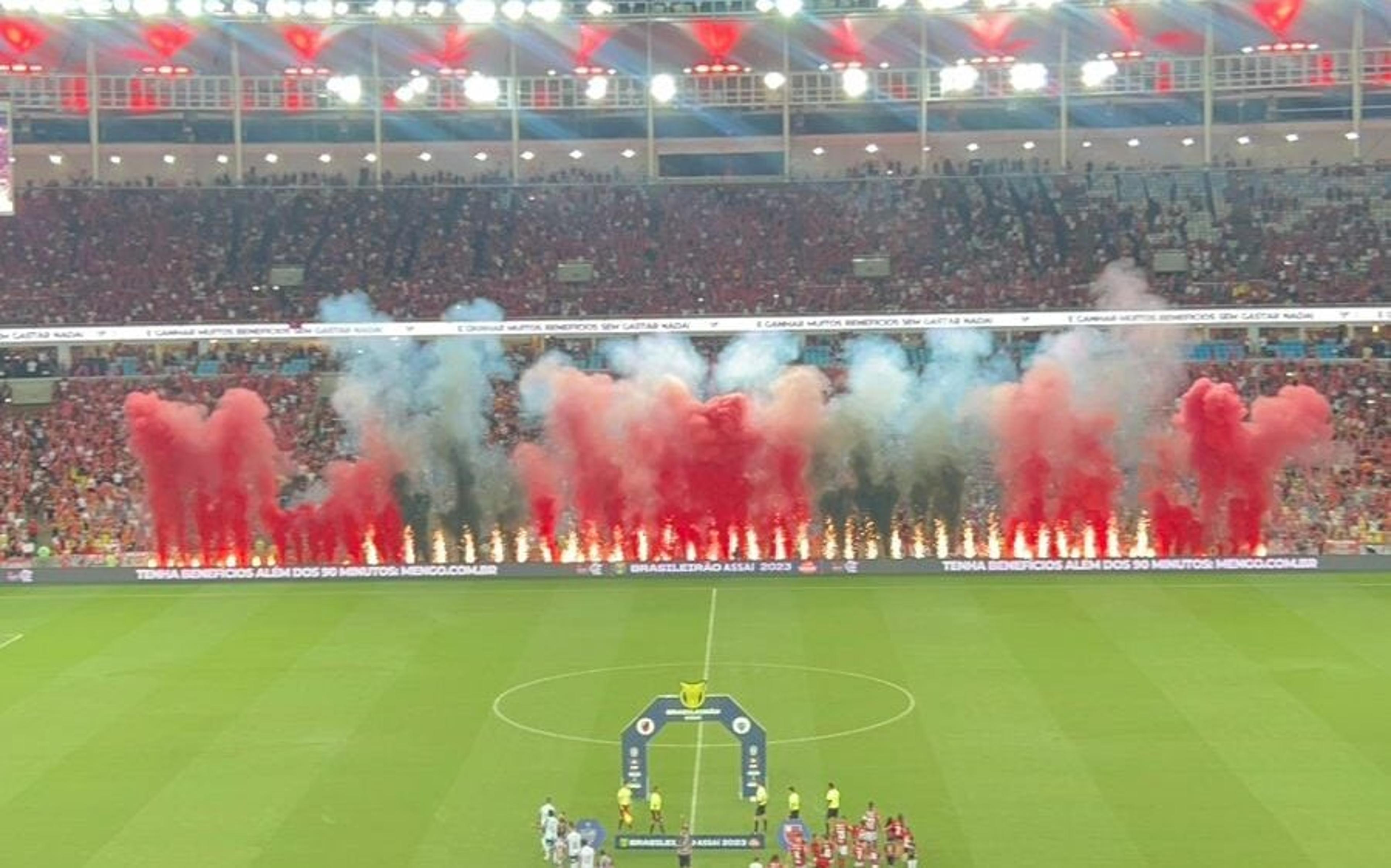 Por que a torcida do Flamengo continuou cantando em apoio ao time mesmo perdendo por 3 a 0? Entenda