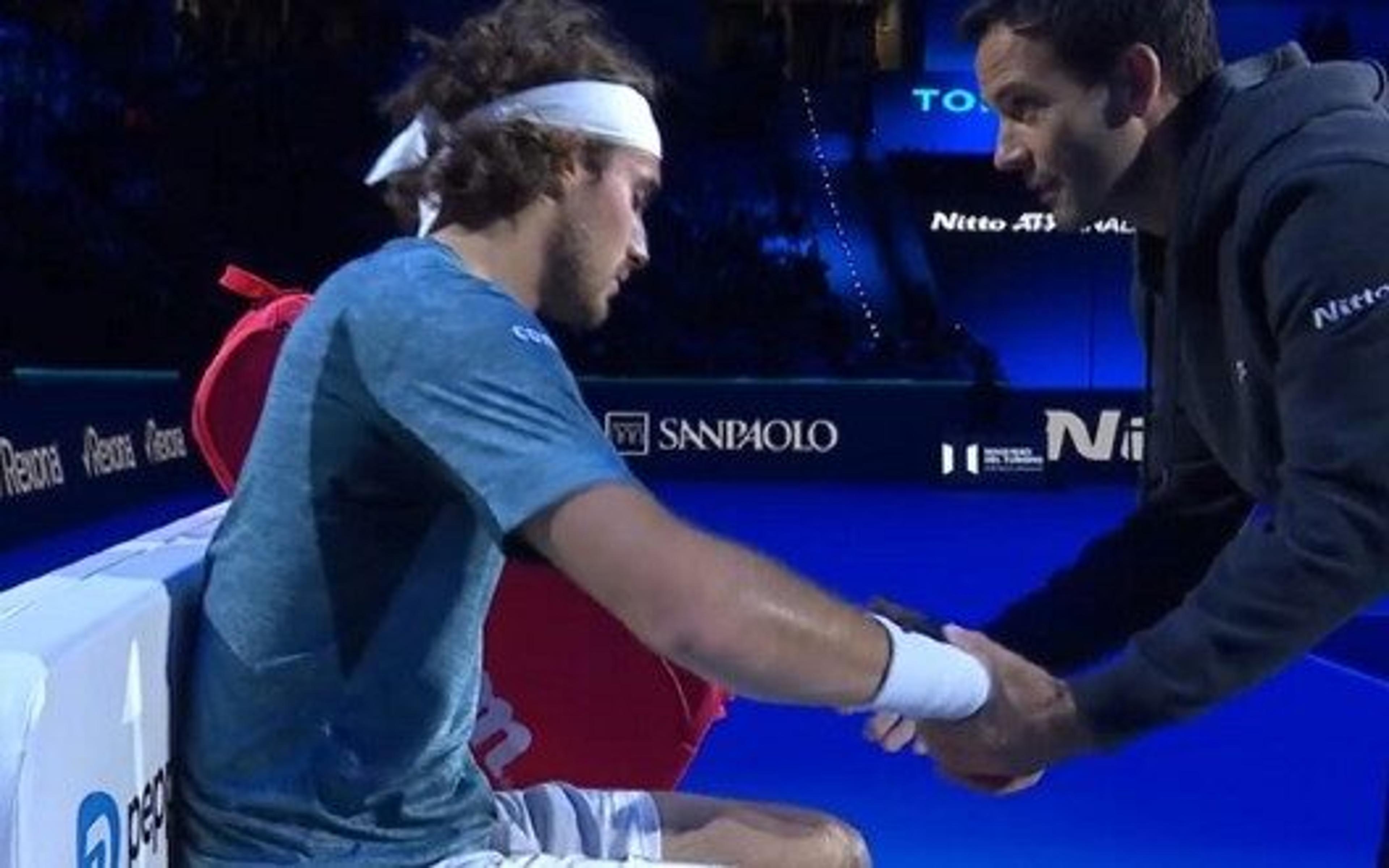 Tsitsipas joga três games, desiste contra Rune e leva vaias no ATP Finals