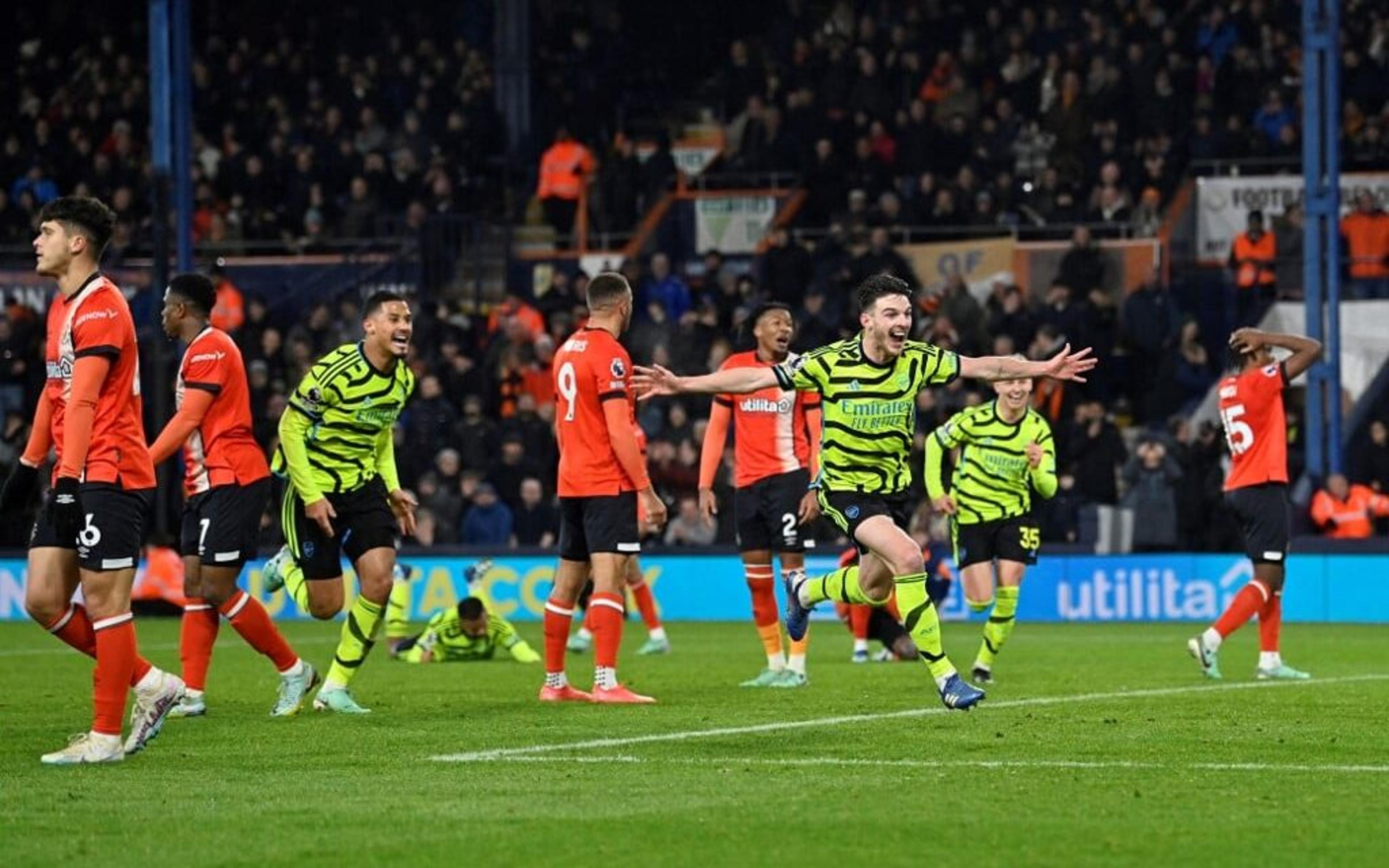 Arsenal marca no fim e vence Luton Town em jogo de sete gols pela Premier League