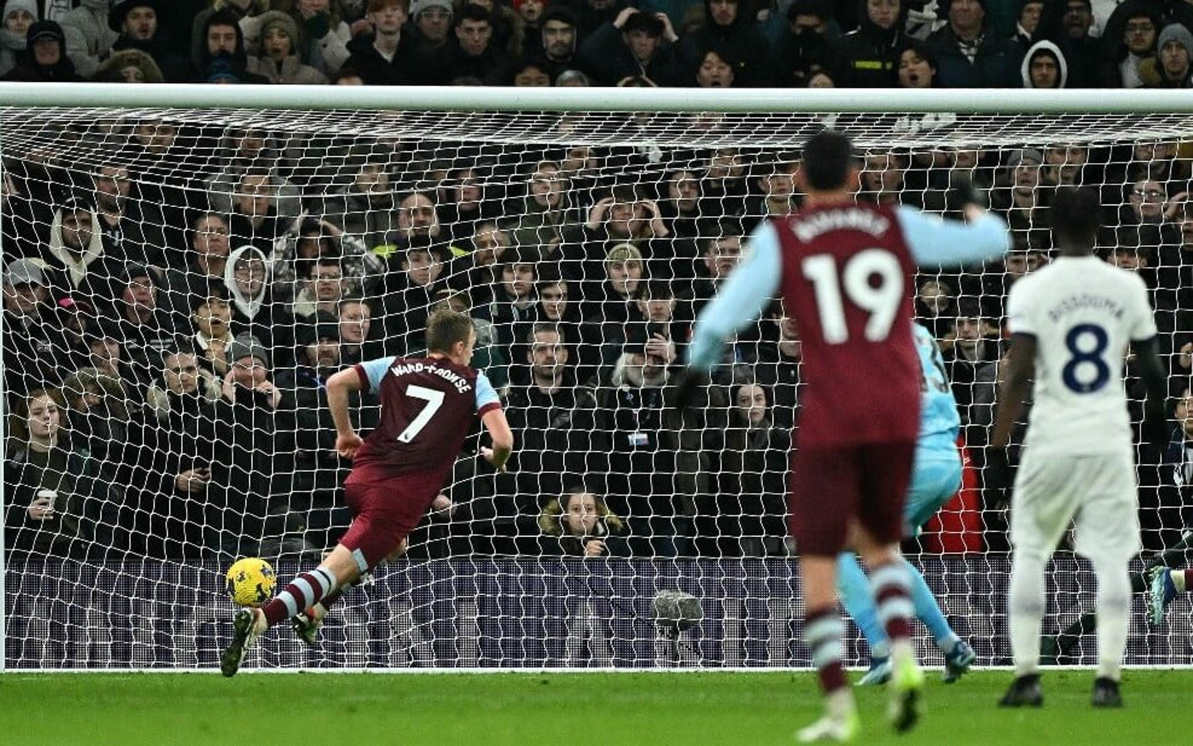 Tottenham joga mal e perde de virada para o West Ham na Premier League