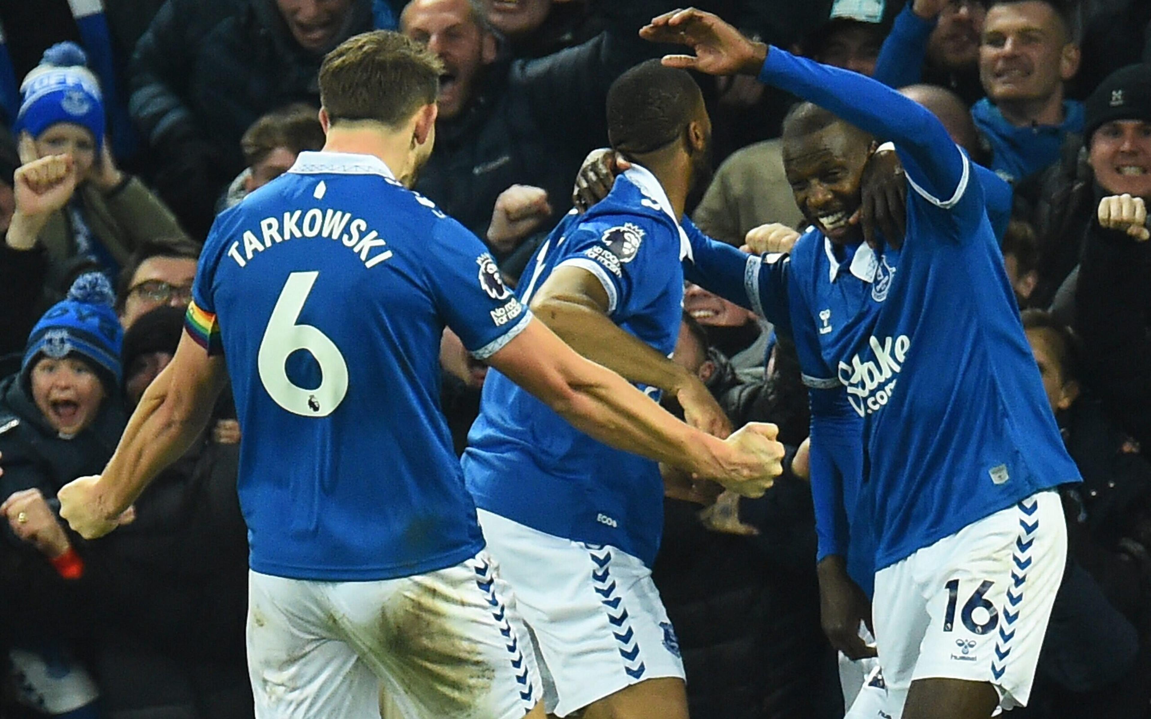 Everton vence o Newcastle e respira na Premier League