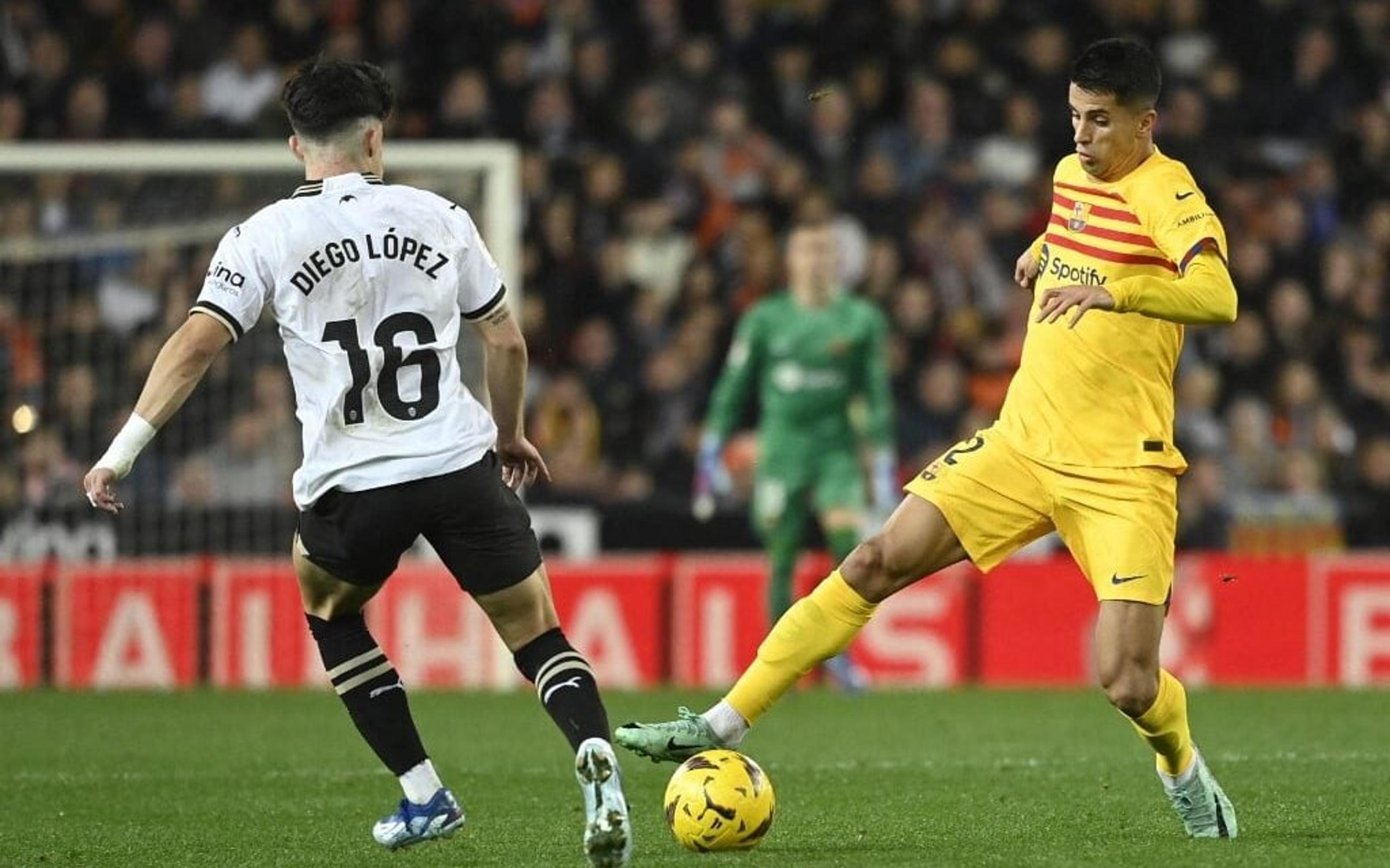 Raphinha dá assistência, mas Valencia busca empate com Barcelona no Campeonato Espanhol