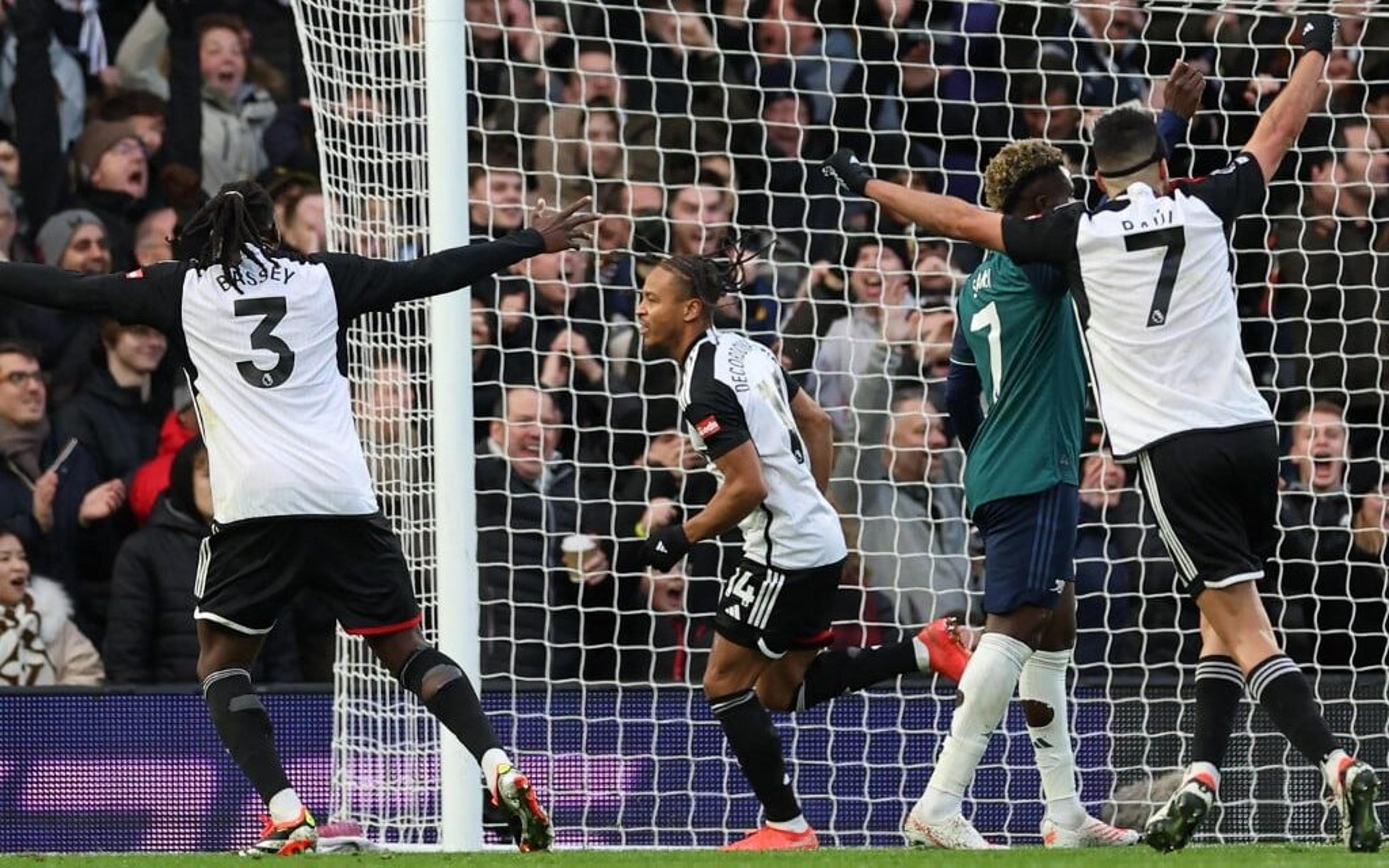 Arsenal belisca liderança, mas sofre virada do Fulham e se complica na Premier League