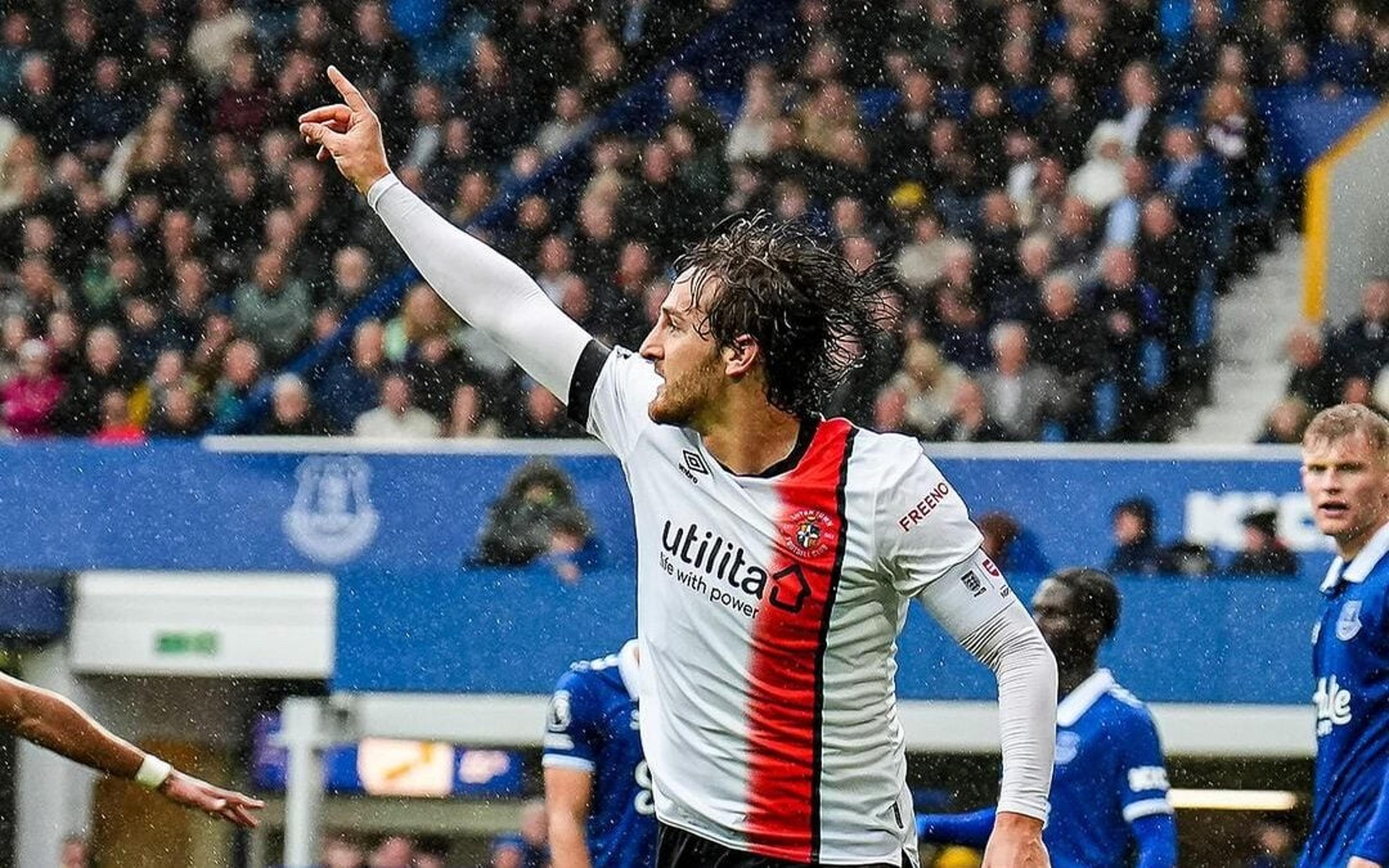 Premier League: capitão do Luton Town desmaia no gramado em partida contra o Bournemouth