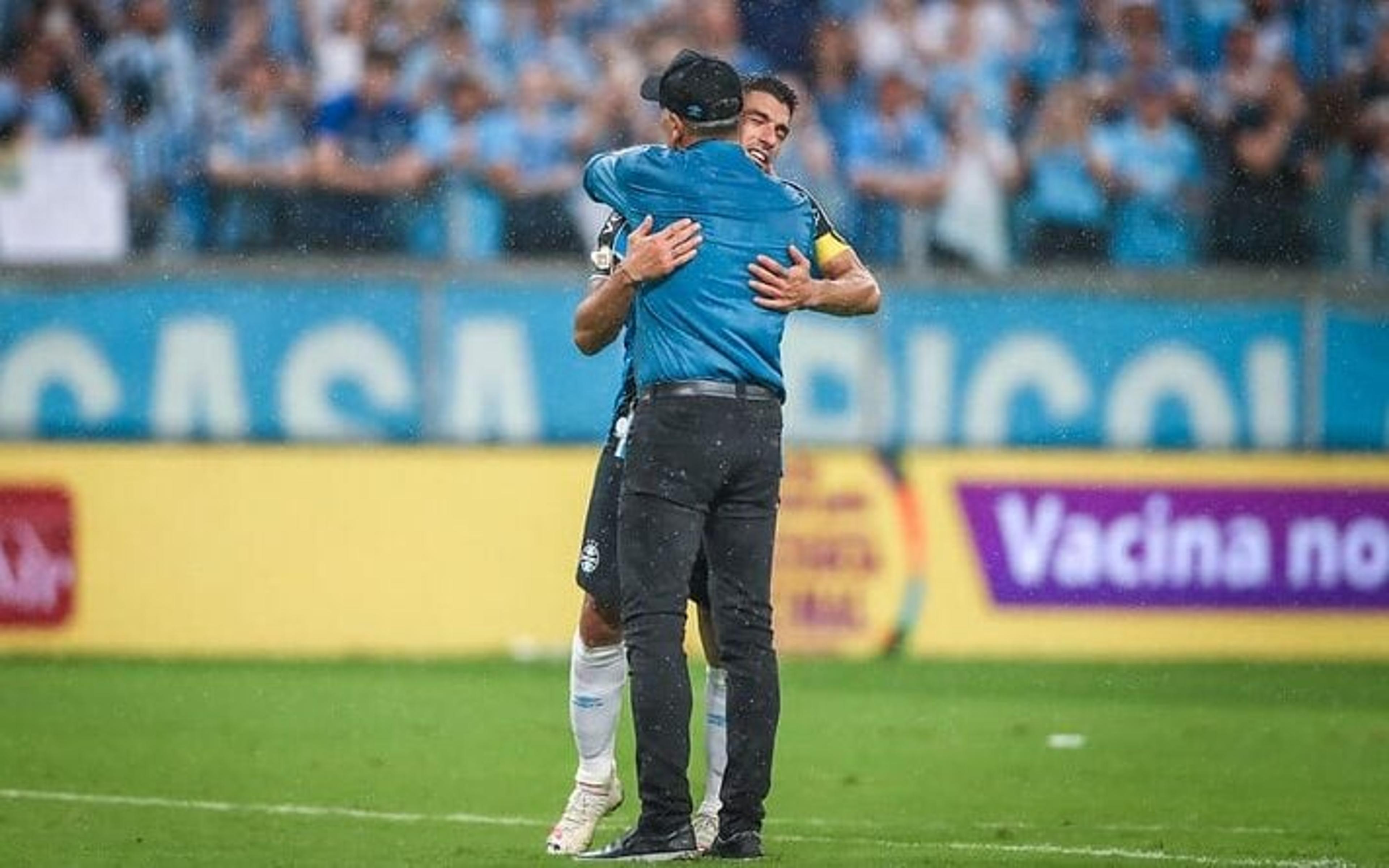 Suárez alfineta futebol brasileiro em despedida pelo Grêmio, mas exalta recorde conquistado