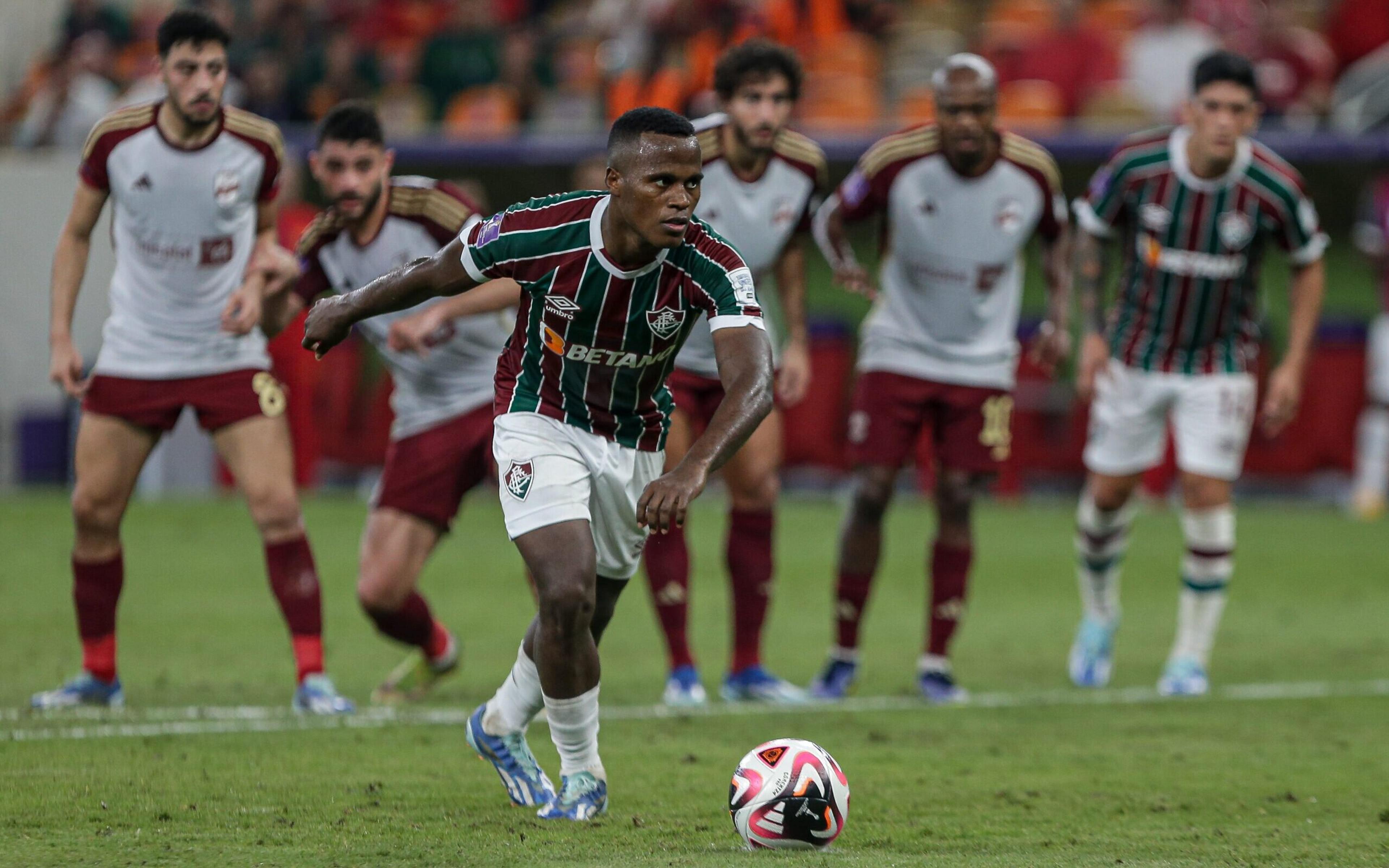 Autor do primeiro gol do Fluminense no Mundial, Arias comenta sobre chutes na trave: ‘Fiquei puto’