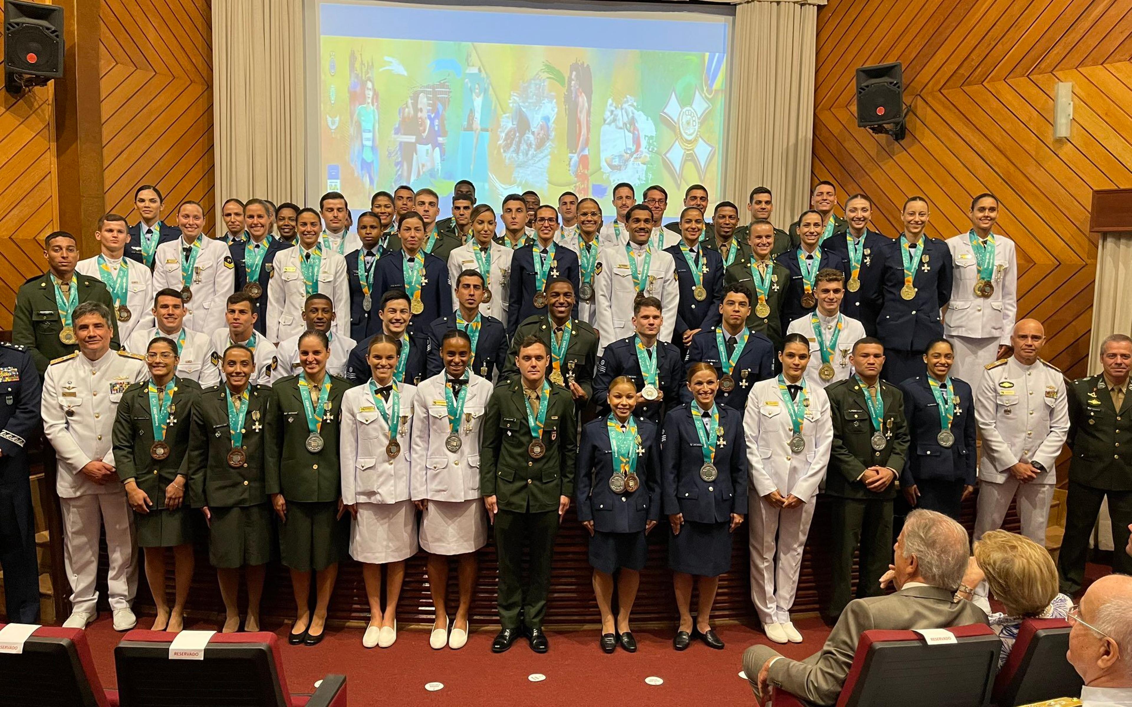 Medalhistas dos Jogos Pan-Americanos recebem homenagem das Forças Armadas