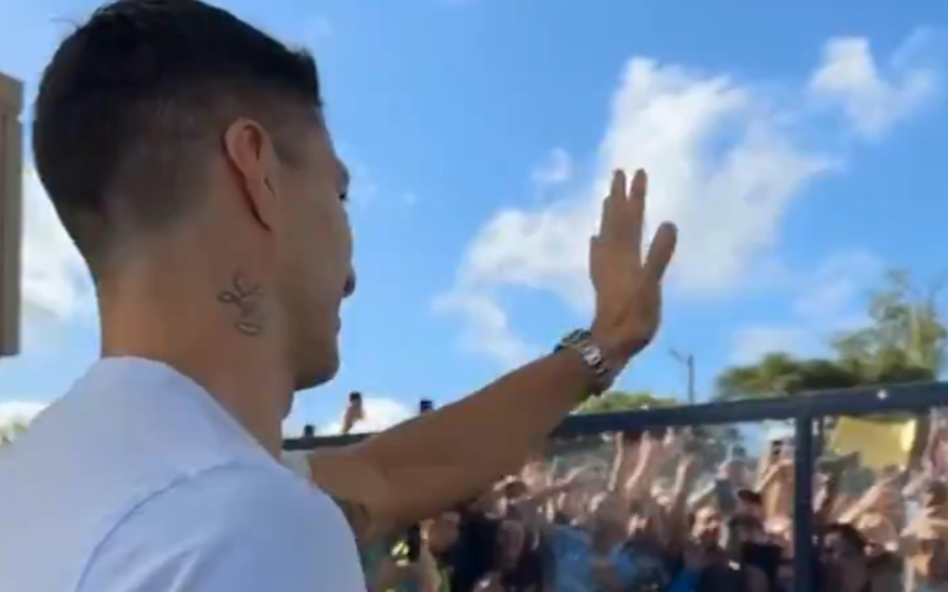 Adiós! Luis Suárez se despede do Grêmio com festa da torcida no aeroporto