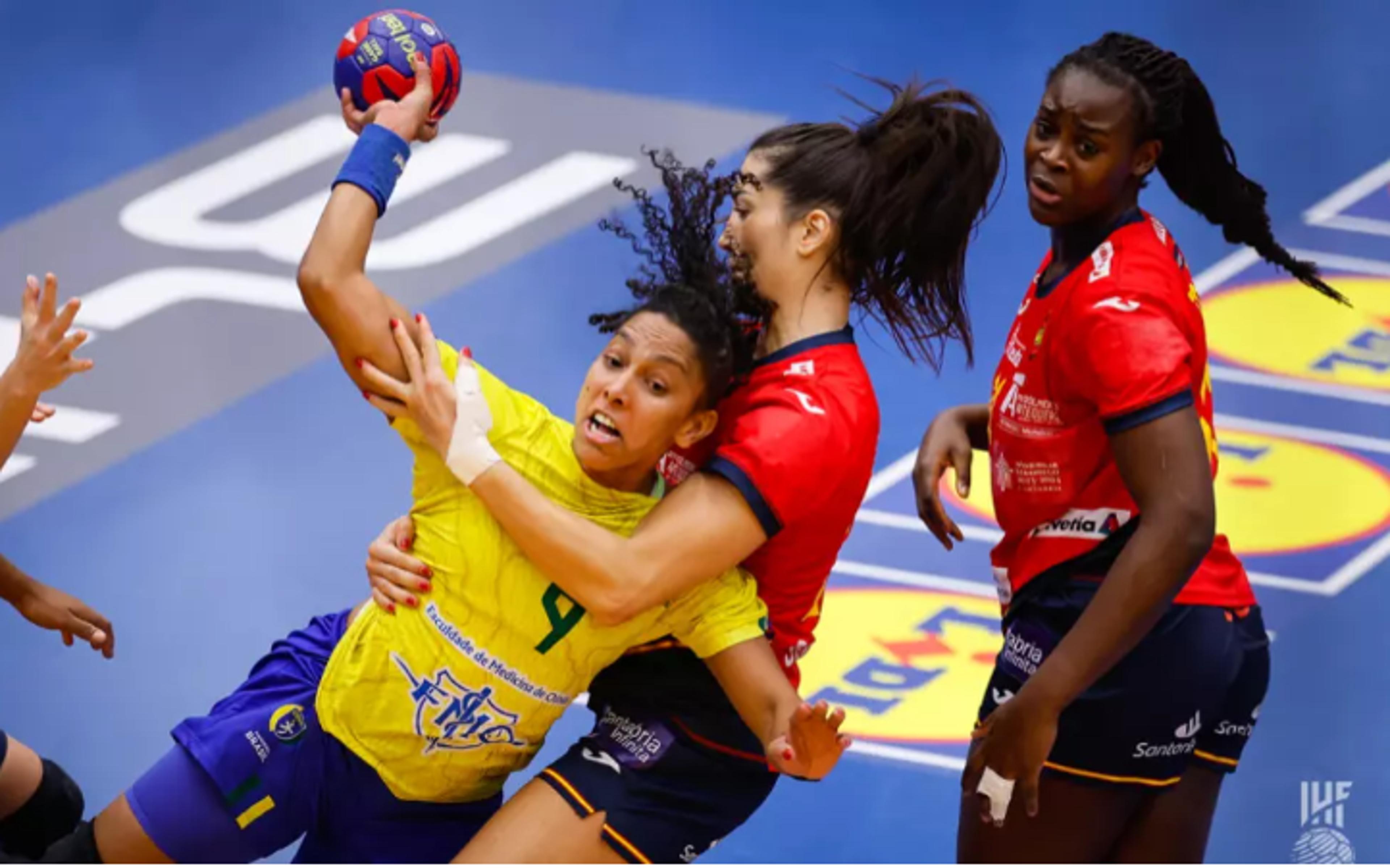 Ana Paula deixa o Mundial de Handebol por entorse no joelho