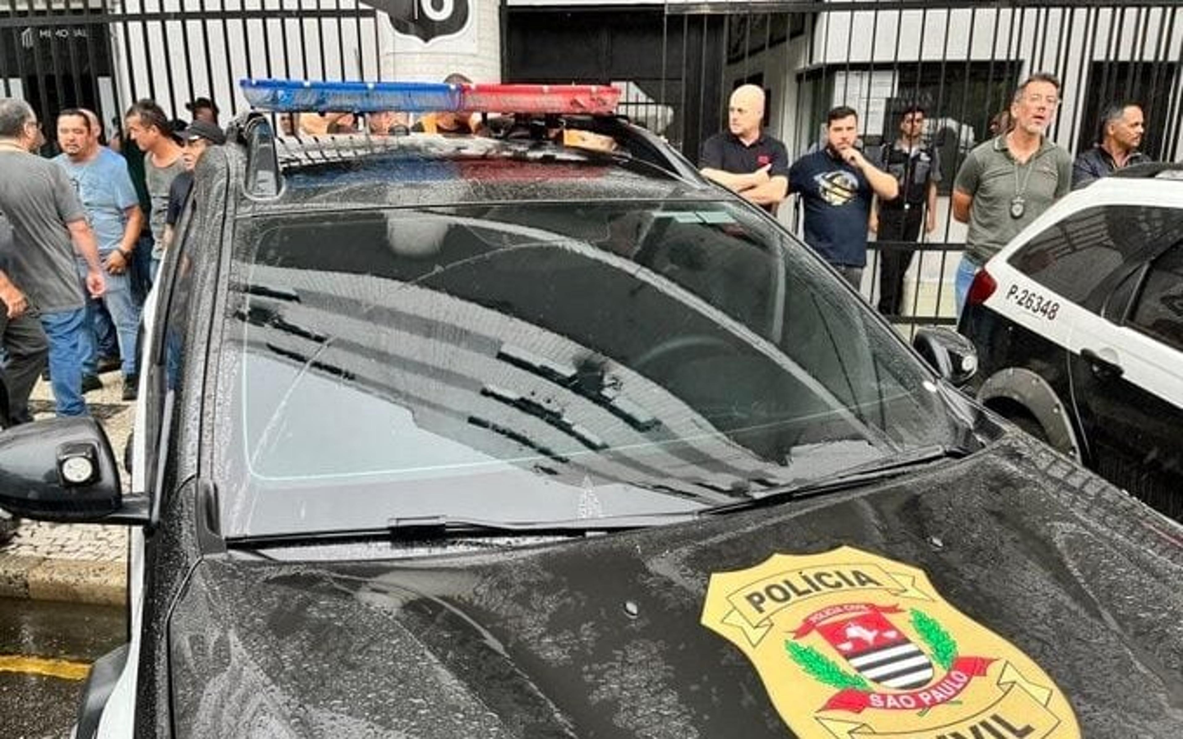 Confusão! Torcedores tentam invadir a Vila Belmiro durante as eleições para presidente do Santos