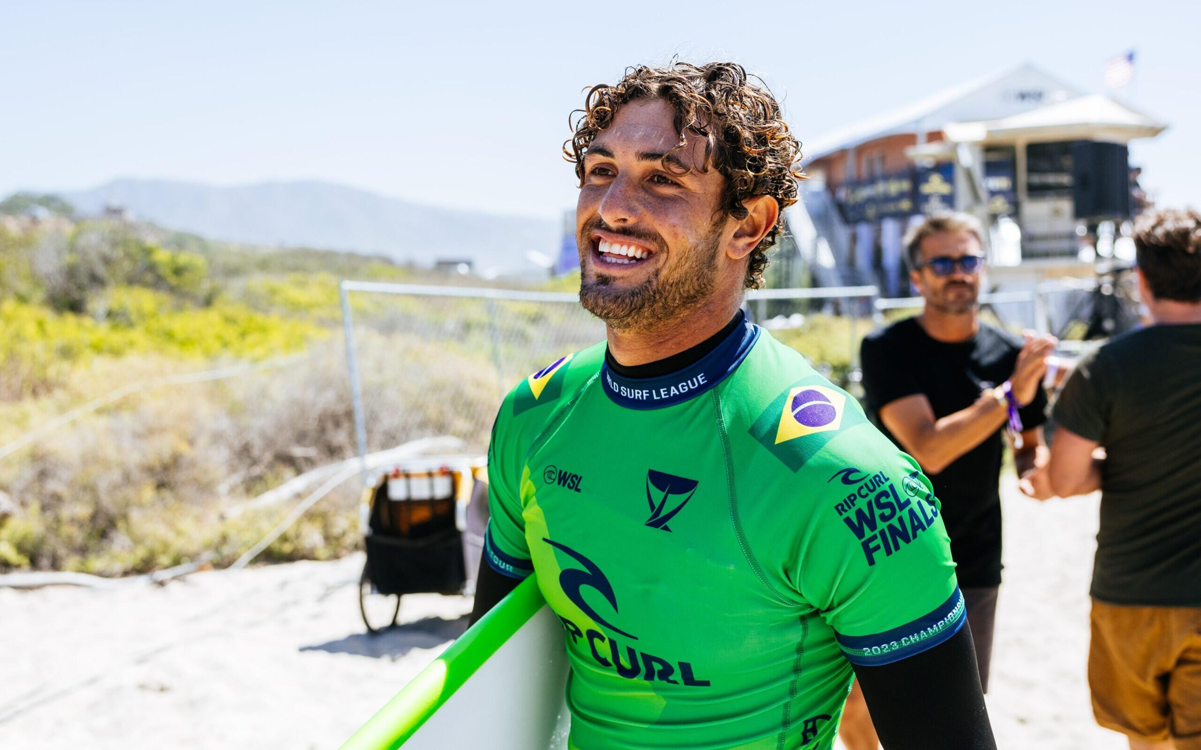 Surfista brasileiro João Chianca sofre acidente no Havaí