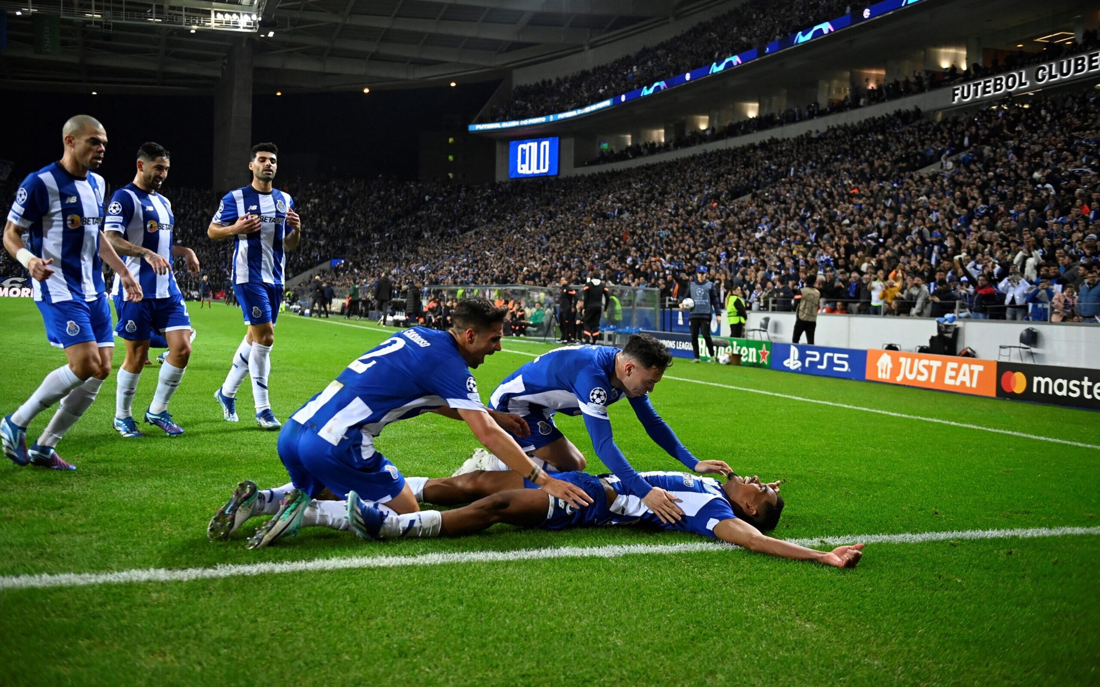 Com placar elástico e show de brasileiro, Porto vence o Shakhtar e garante vaga no mata-mata da Champions League