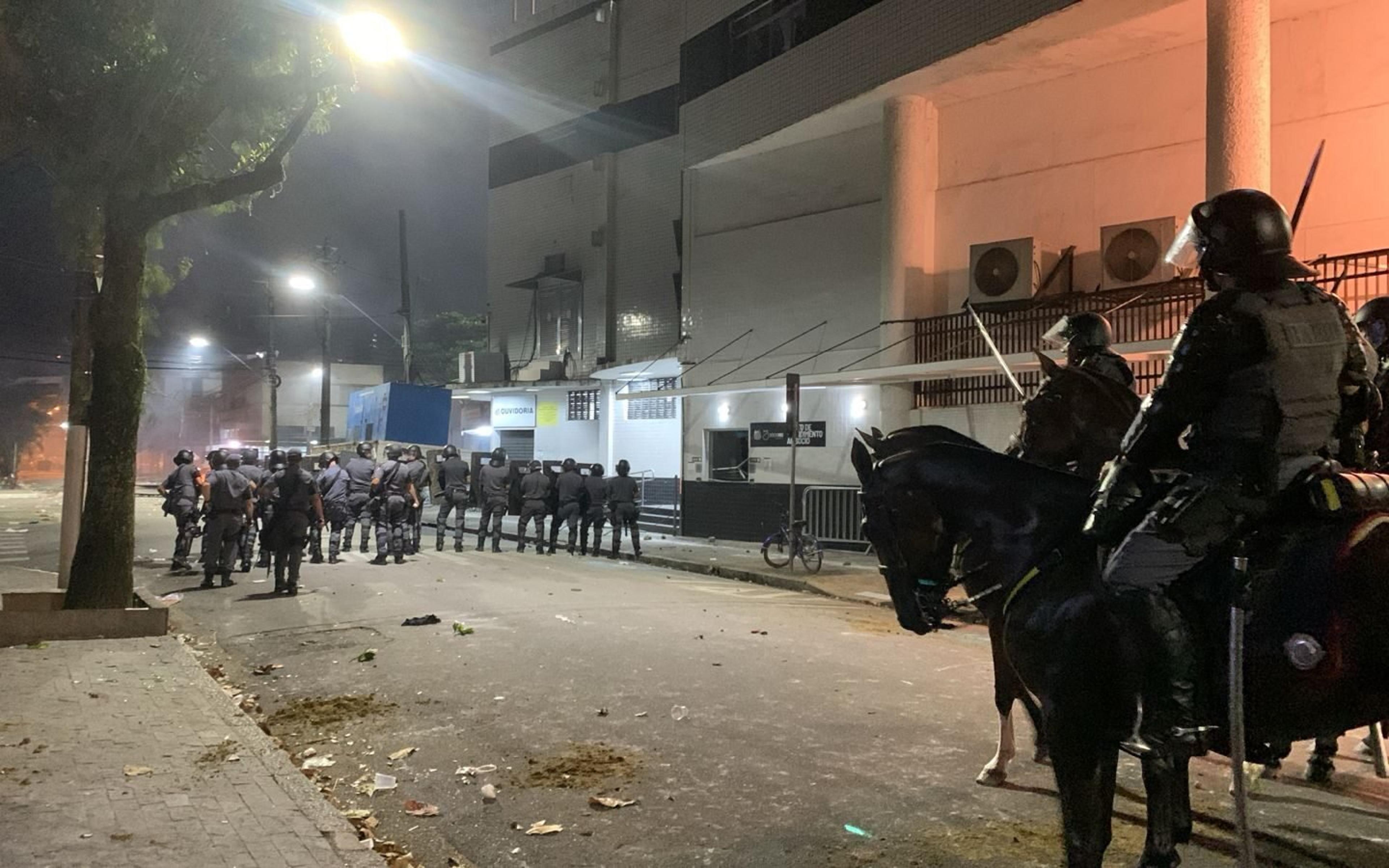 Com bombas e incêndio, Vila Belmiro vira palco de guerra após rebaixamento do Santos