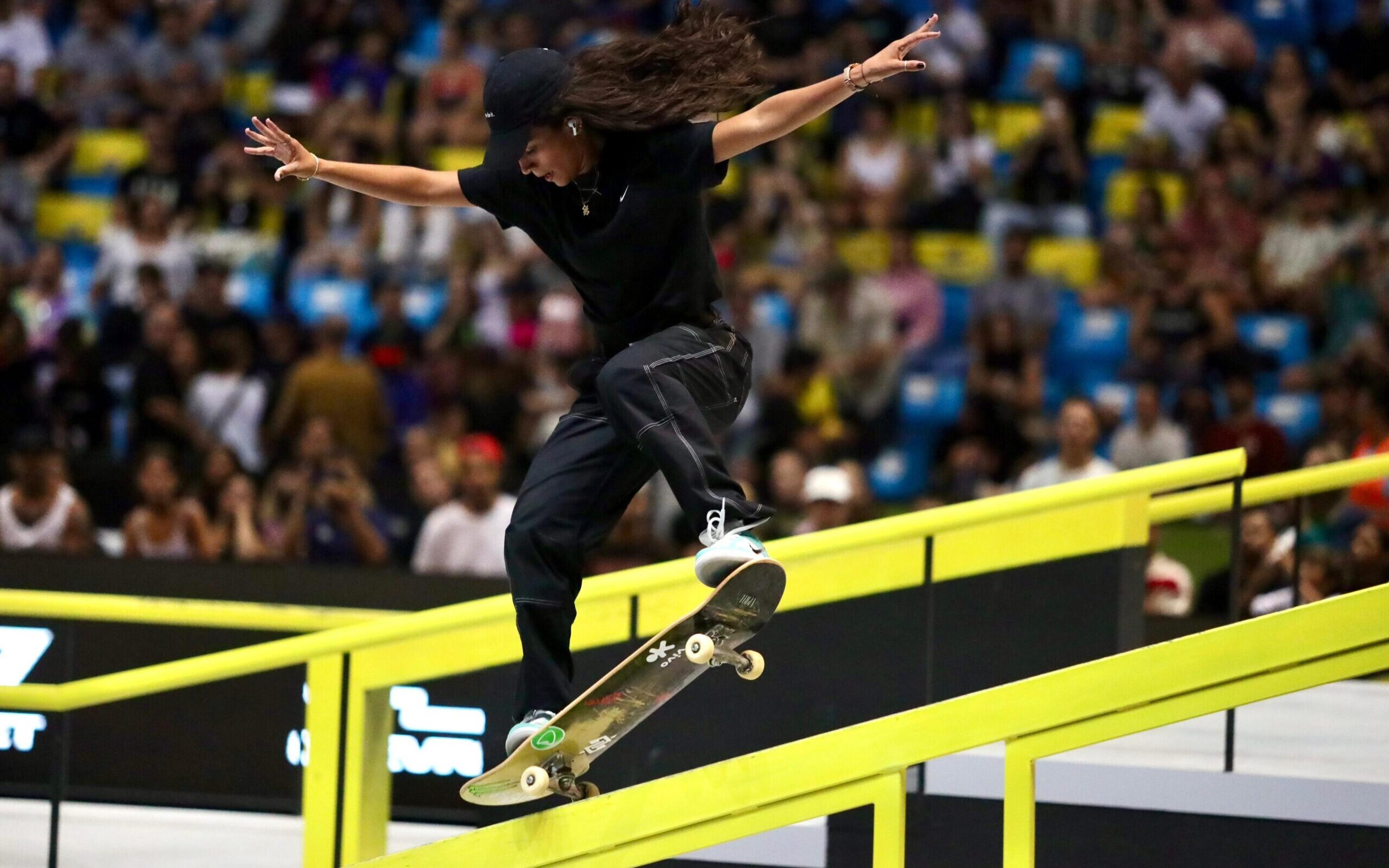 Rayssa Leal domina classificatória e avança à final do SLS Super Crown