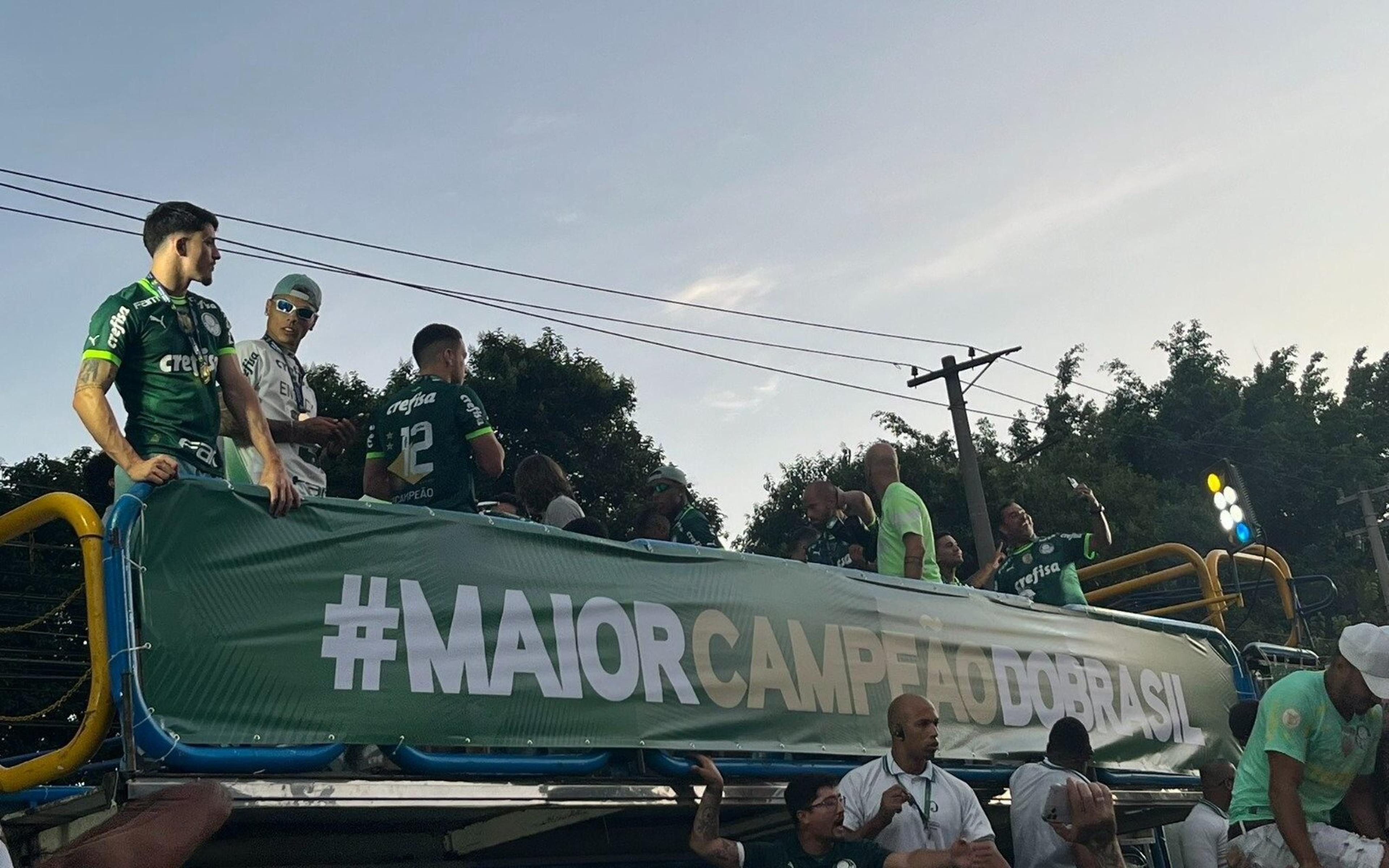 Em festa do título, jogadores do Palmeiras provocam Santos, Botafogo e Flamengo