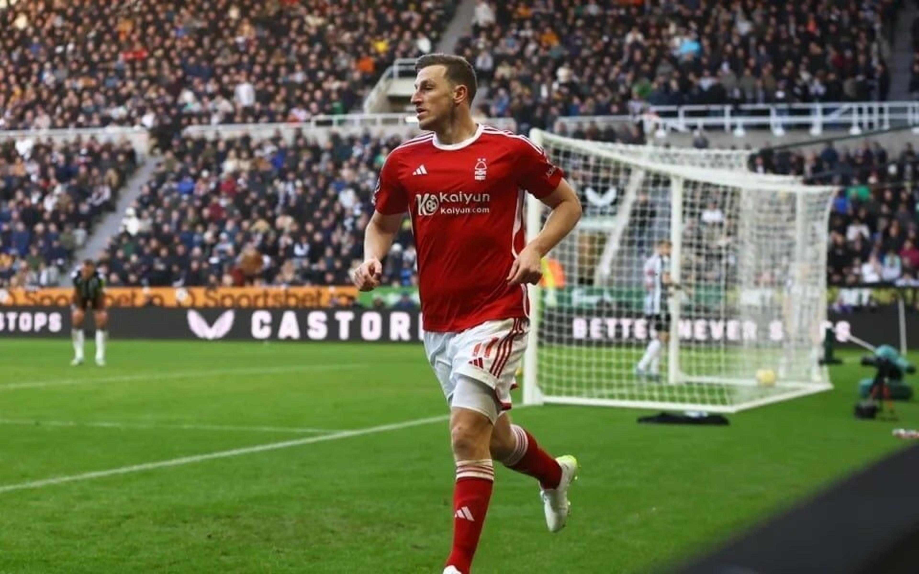 Com hat-trick e lei do ex, Nottingham Forest bate o Newcastle fora de casa