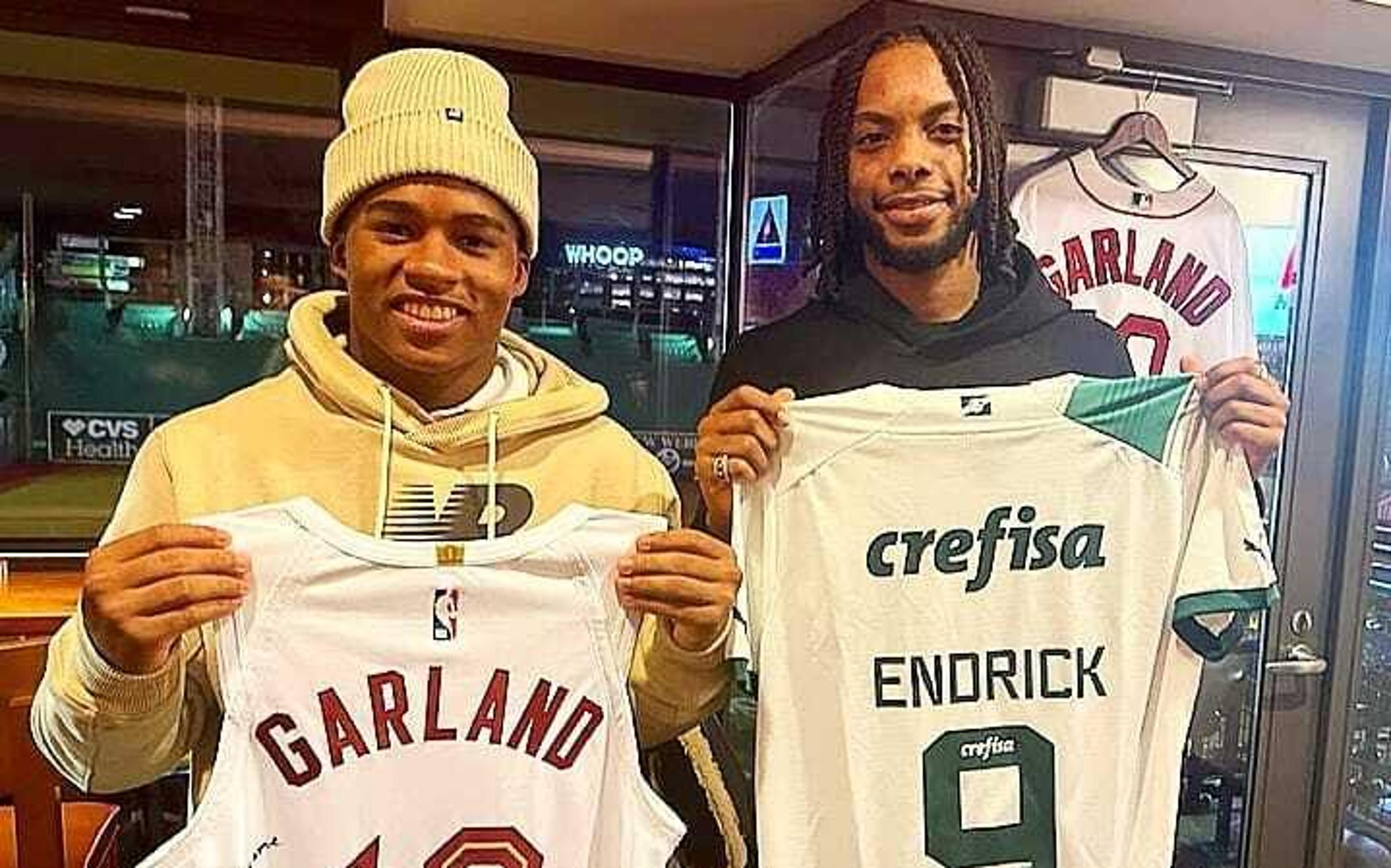 Endrick e astro da NBA jogam beisebol em estádio centenário