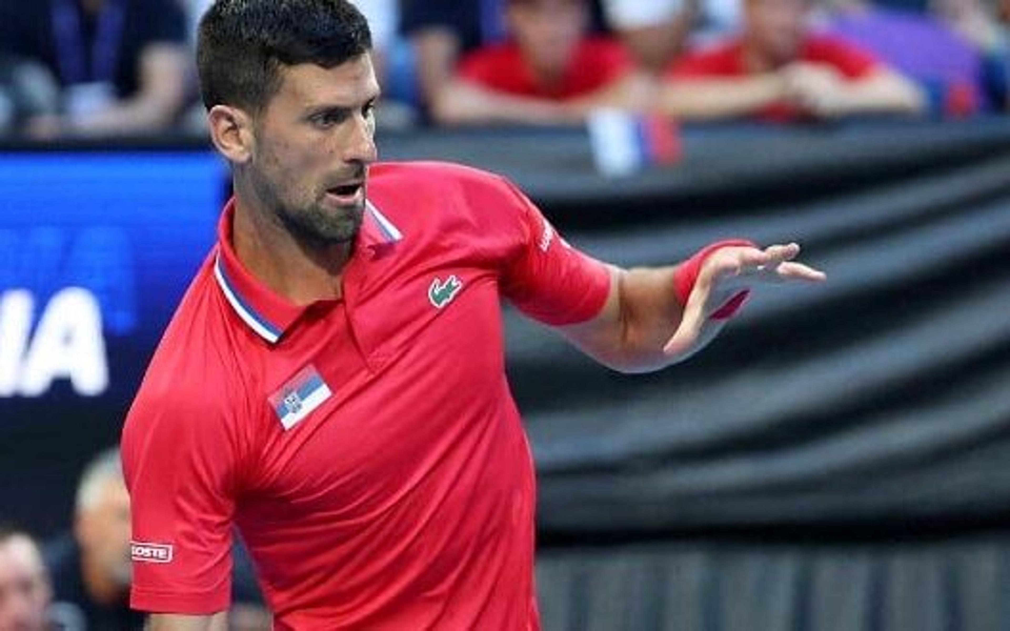 Djokovic passa fácil pela estreia na United Cup e coloca a Sérvia na frente