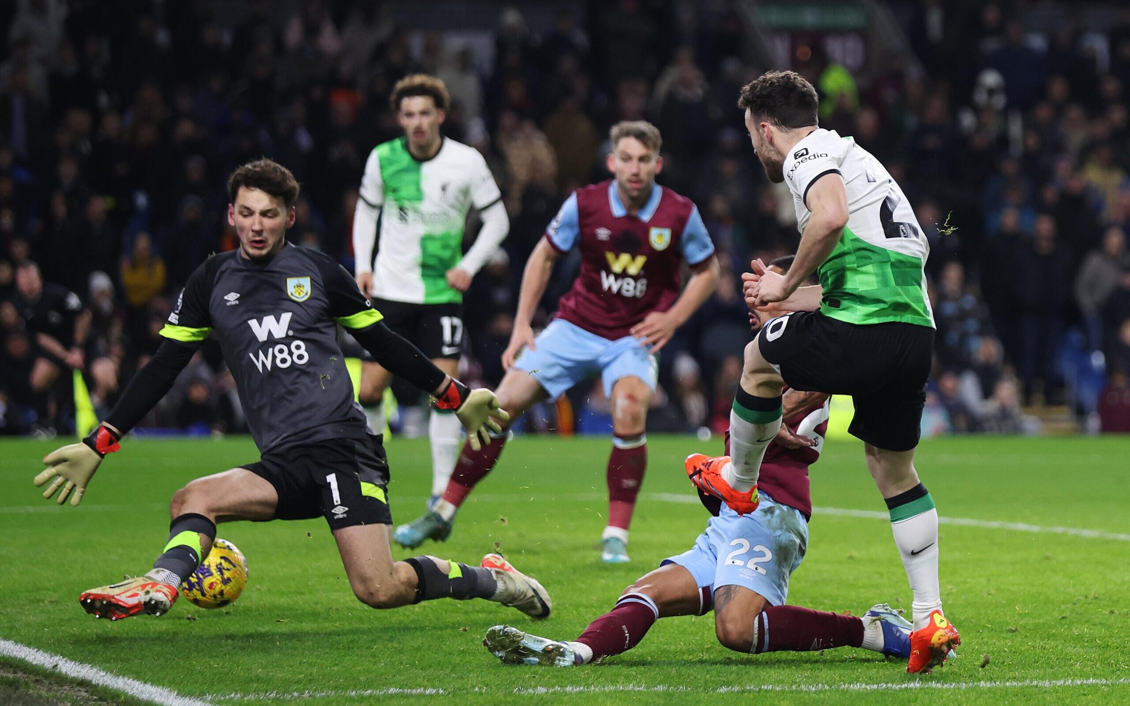 Liverpool vence Burnley e assume a liderança da Premier League