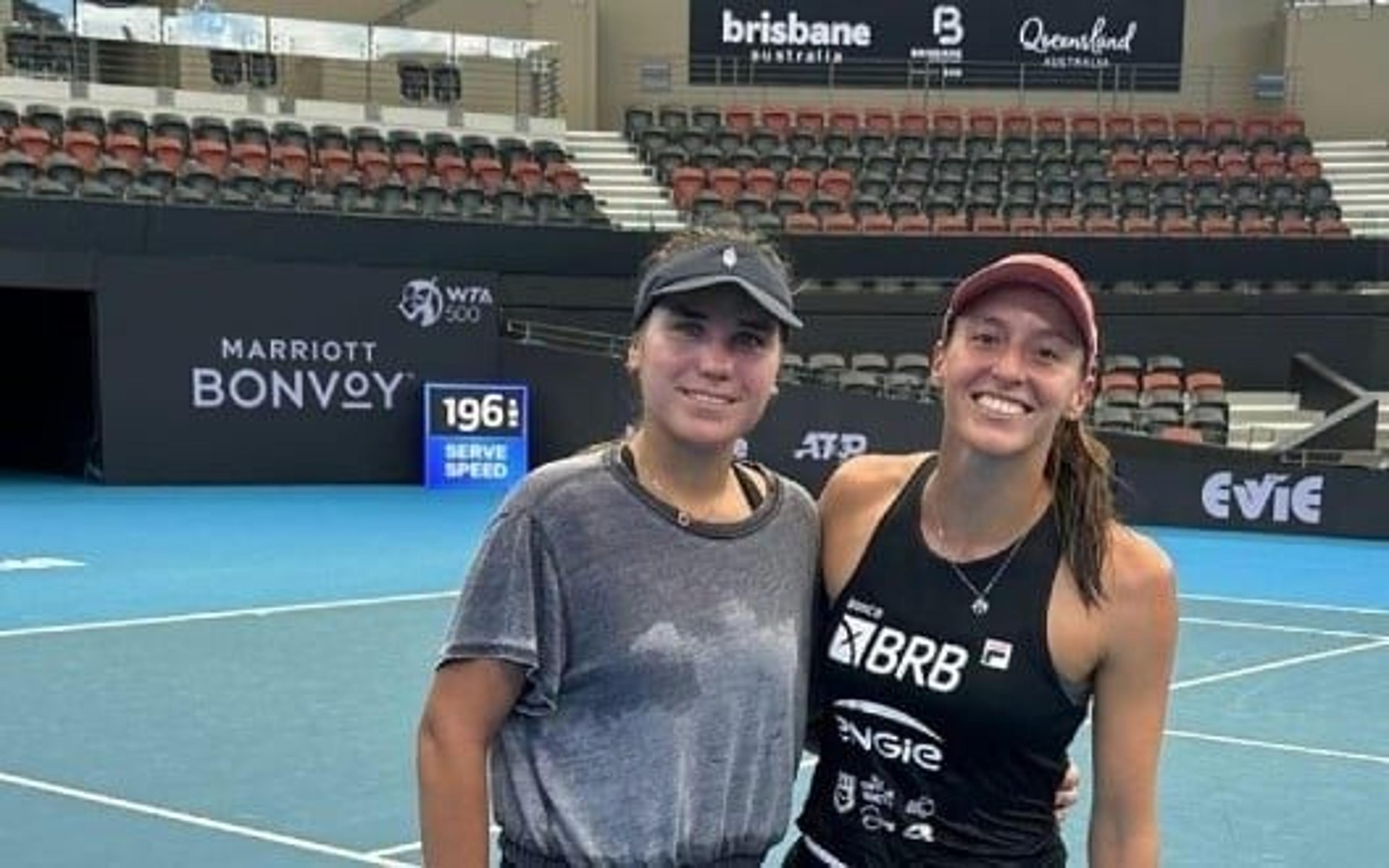 Luisa Stefani faz 1º treino em Brisbane com campeã do Australian Open