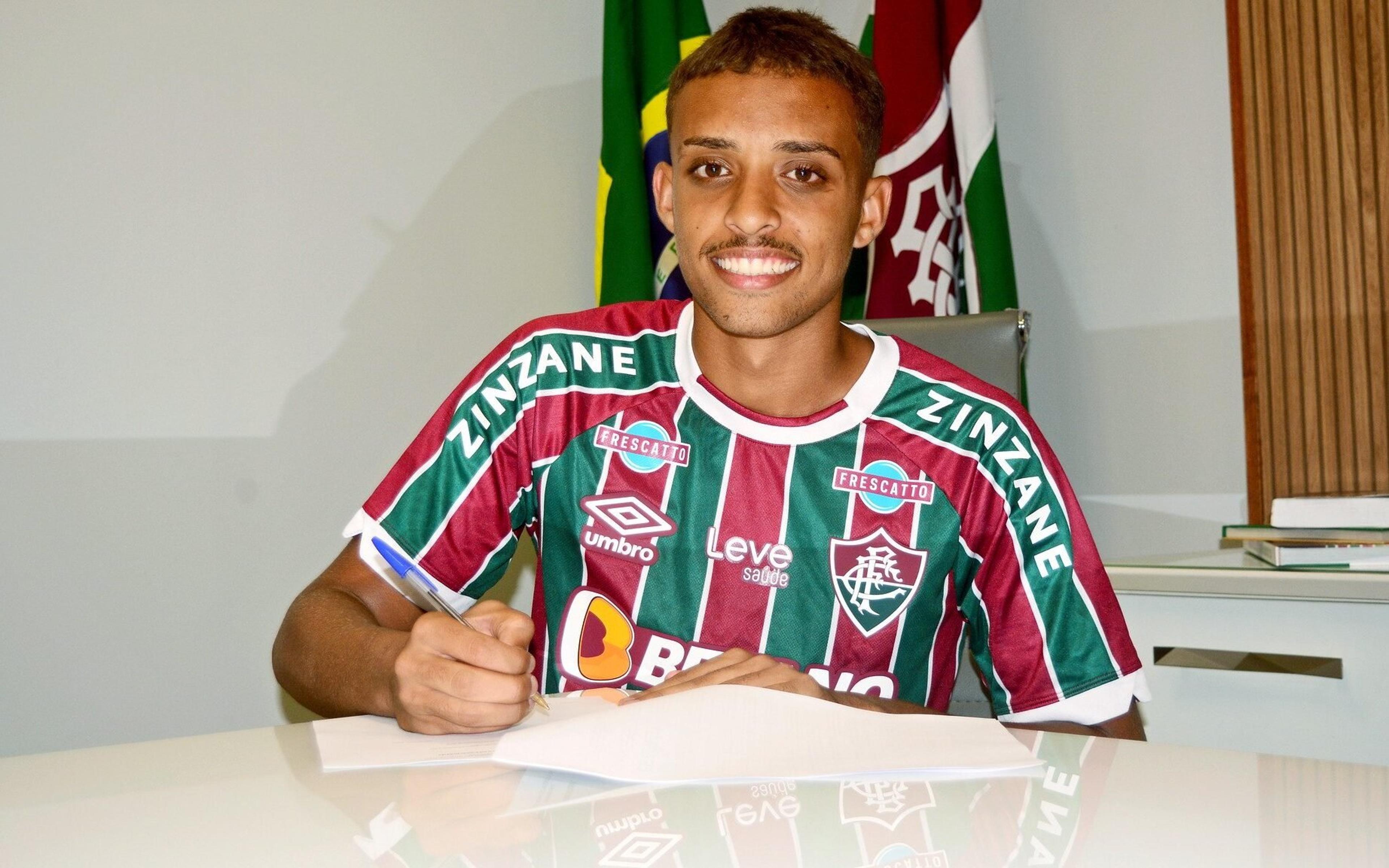 Filho de Felipe Melo assina primeiro contrato como profissional do Fluminense