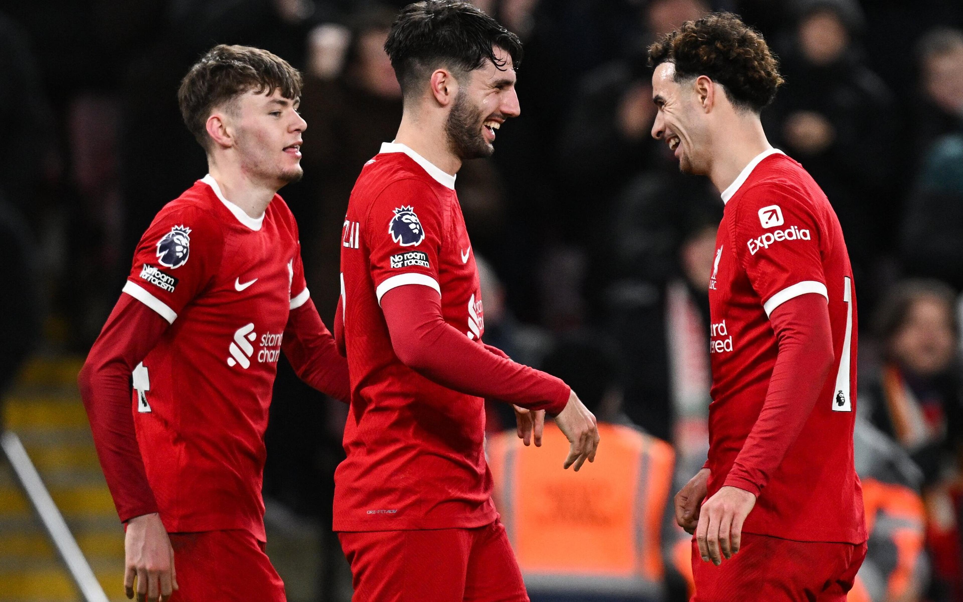 Liverpool atropela o Chelsea e continua isolado na liderança da Premier League