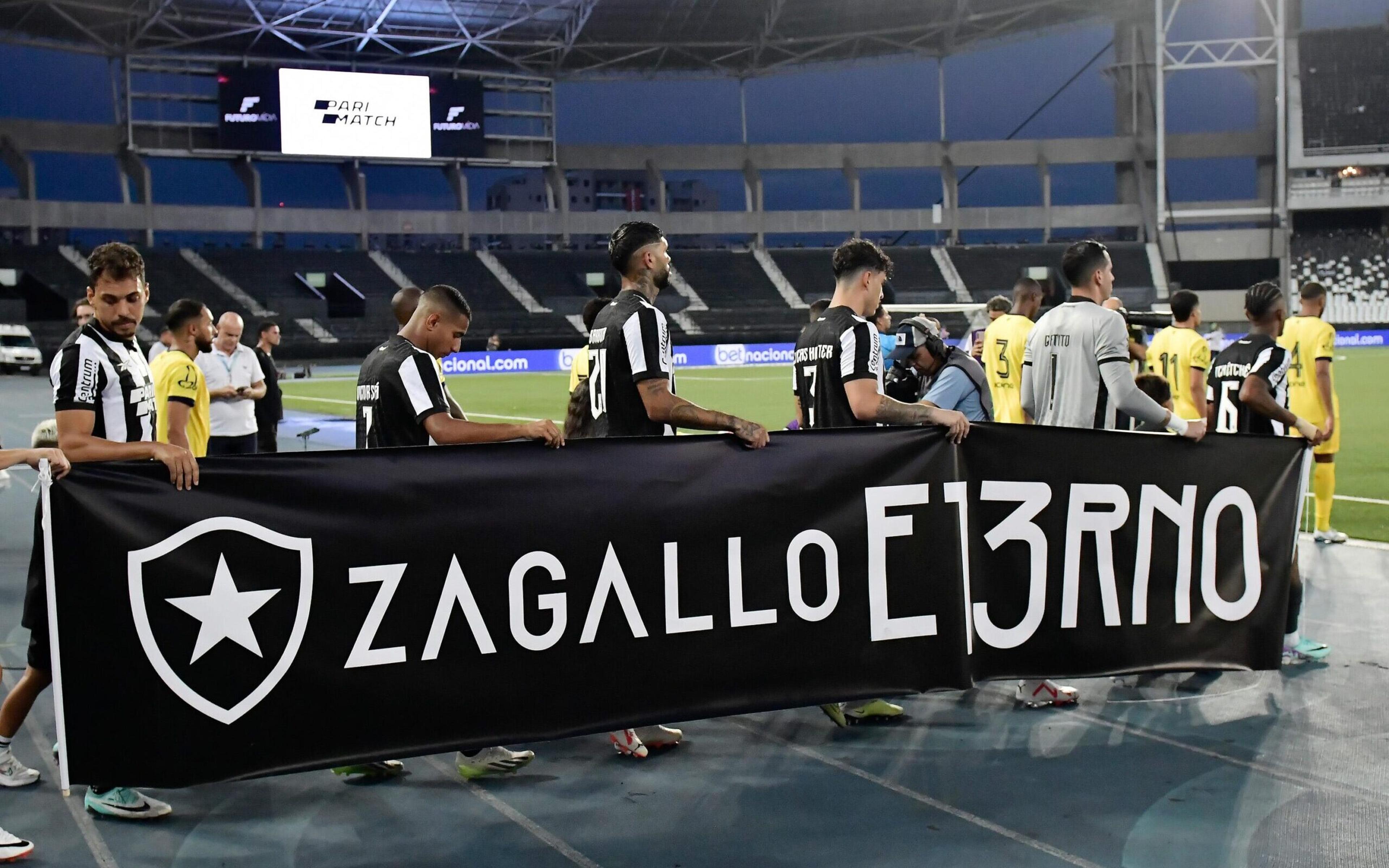 Jogadores do Botafogo entram em campo com faixa em homenagem a Zagallo