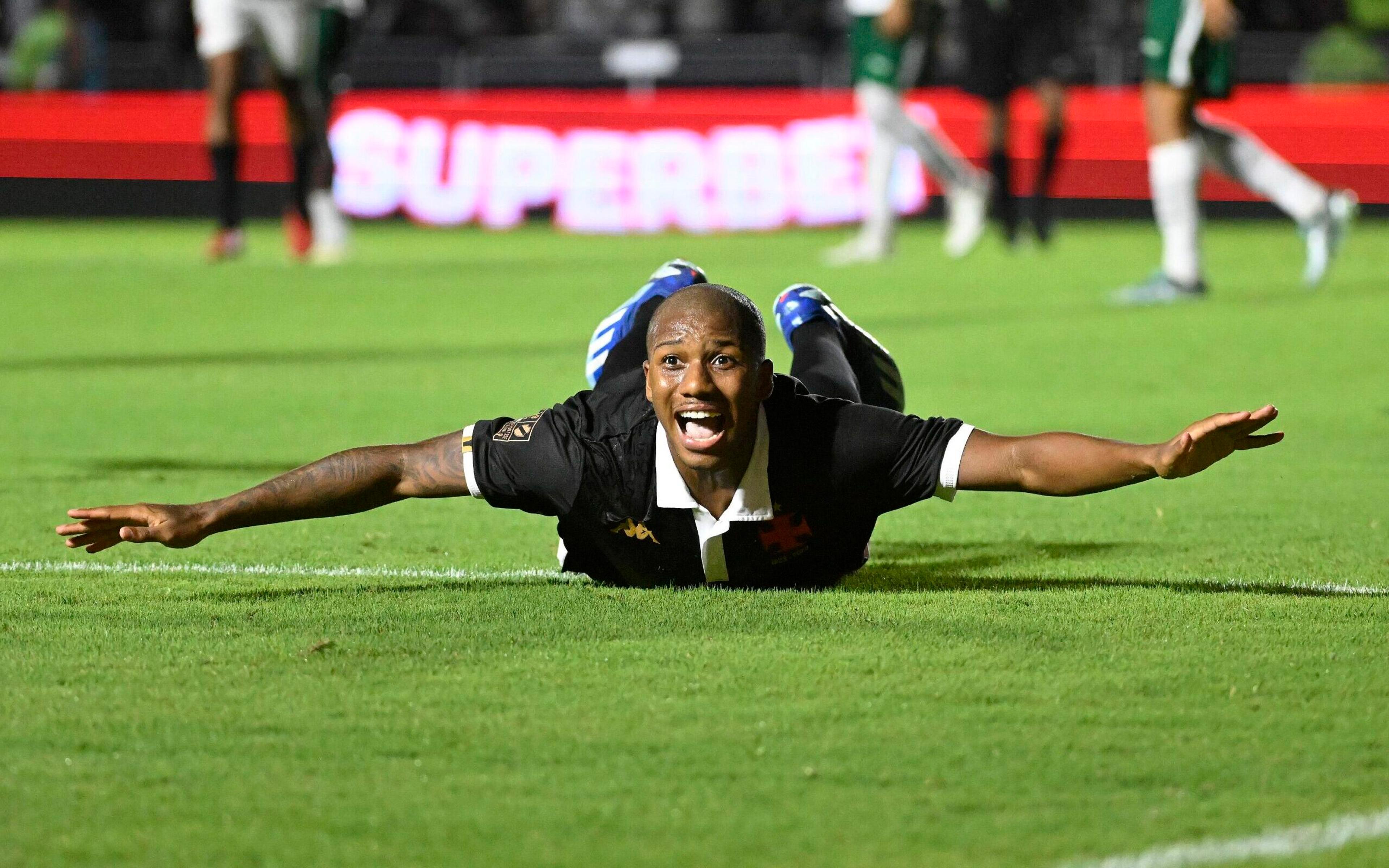 Leandrinho, cria do Vasco, marca golaço em primeiro jogo como profissional e torcedores enlouquecem