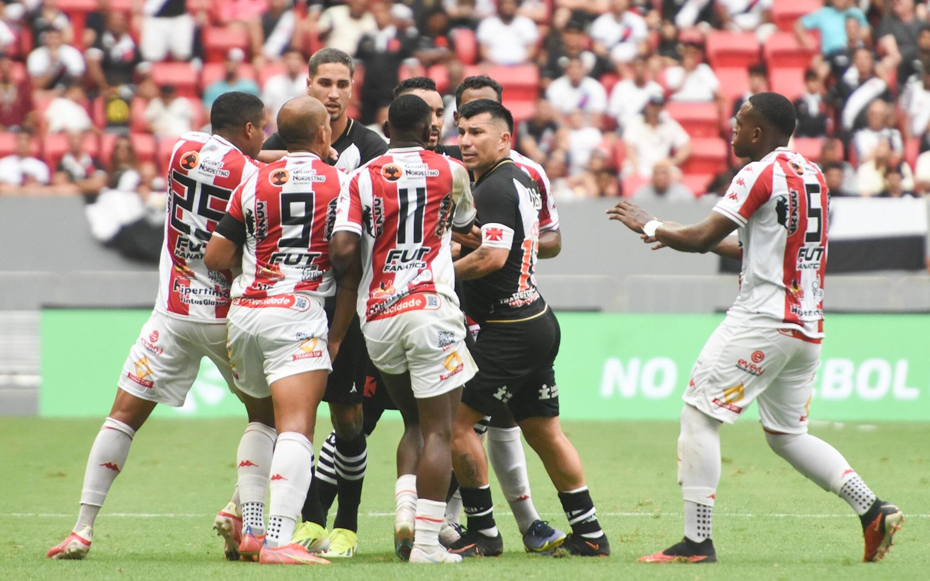 Vasco envia ofício à Ferj para afastar árbitro de partida contra o Bangu de jogos do clube