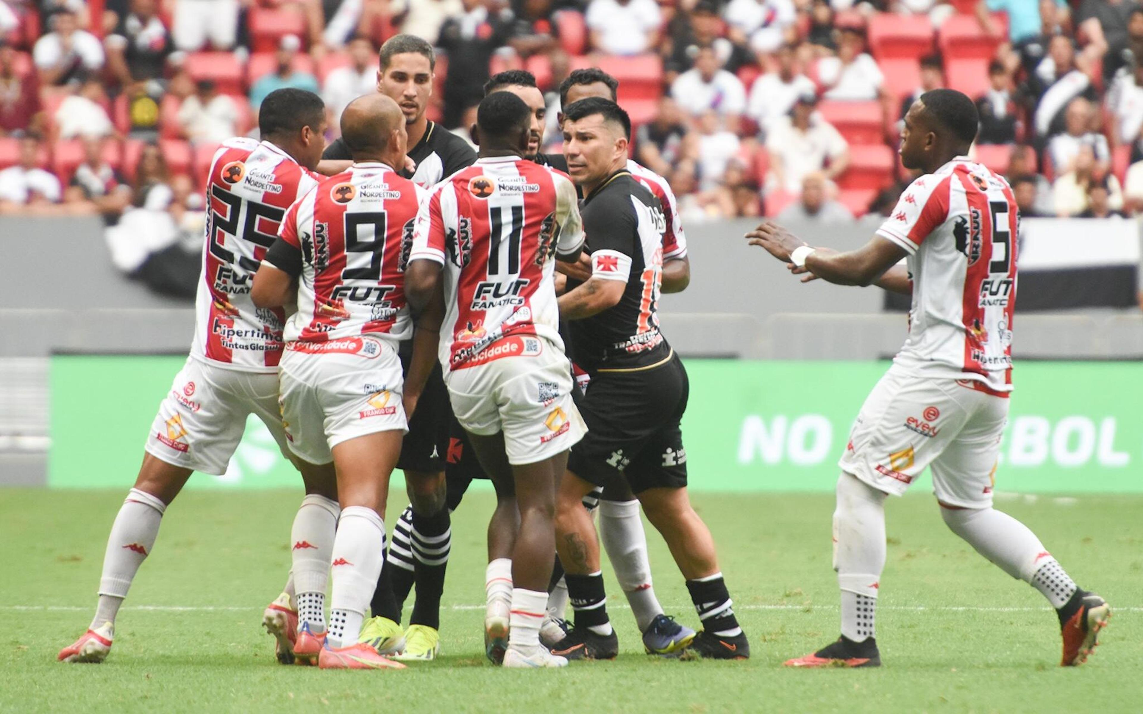 Árbitro da partida contra o Bangu não apita mais jogos do Vasco no Carioca