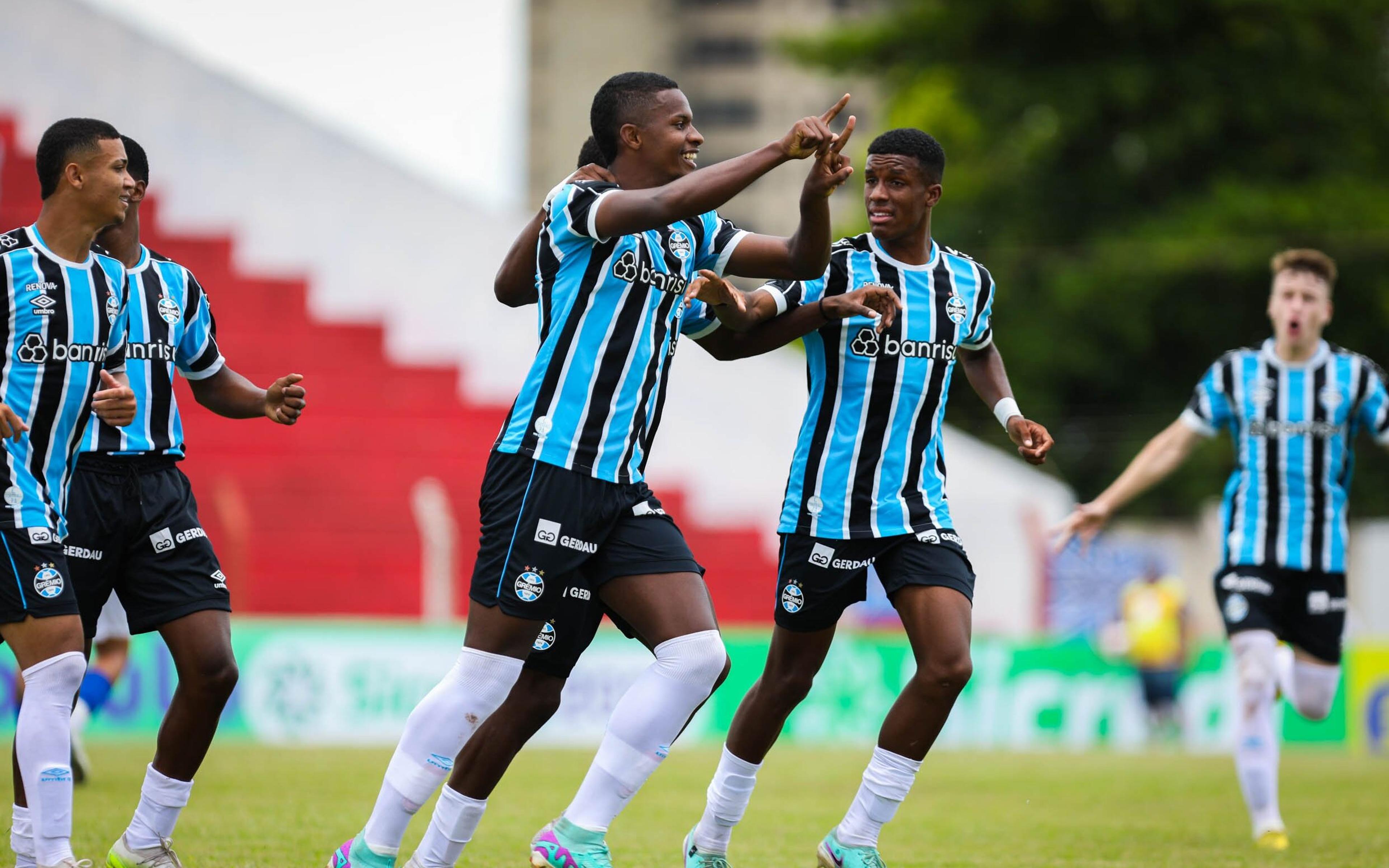 Grêmio marca três gols em cinco minutos e goleia o Inter de Bebedouro na Copinha