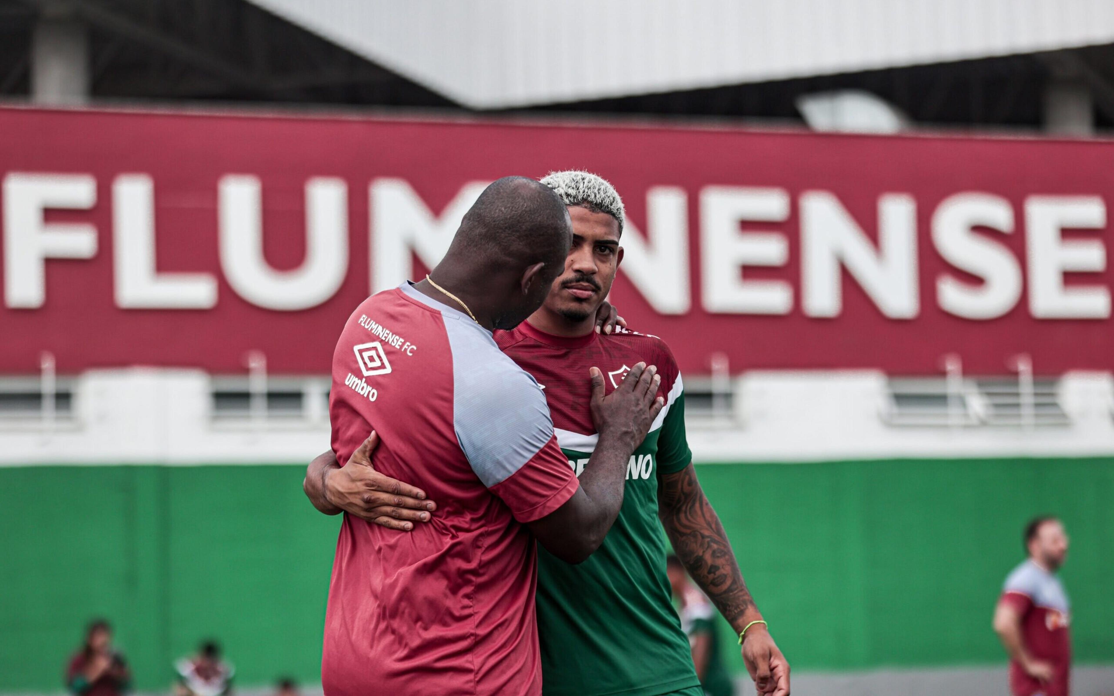 John Kennedy antecipa retorno das férias e volta a treinar no CT do Fluminense