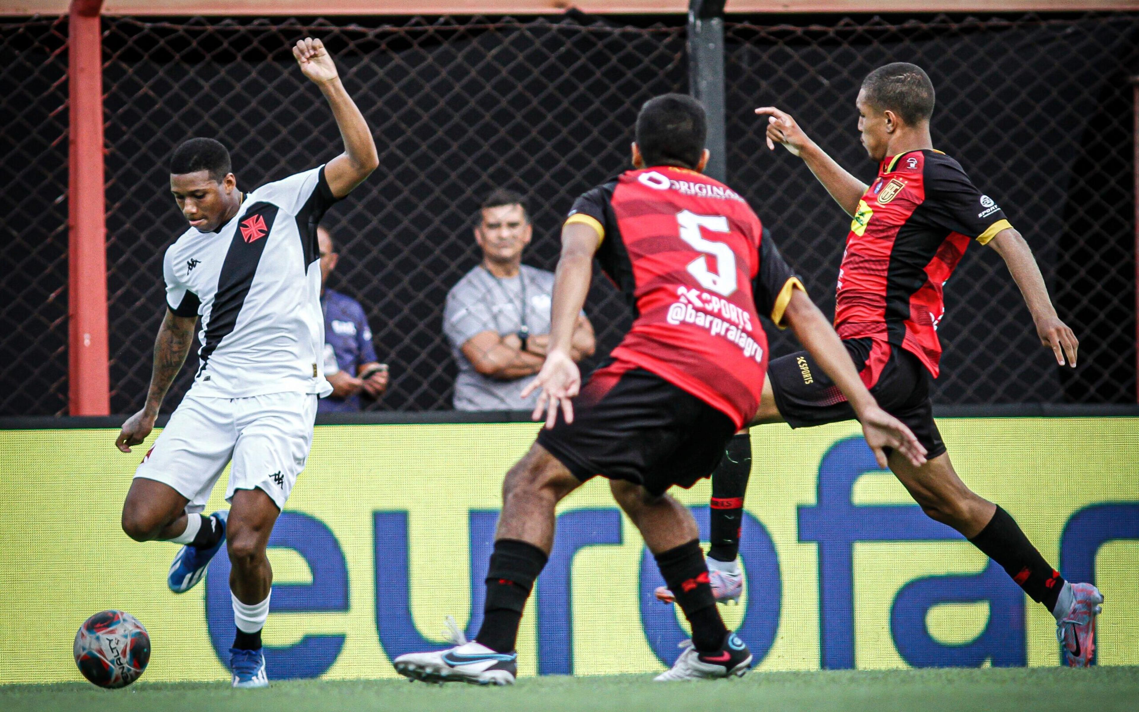 Vitória vence com goleada e elimina o Vasco da Copinha