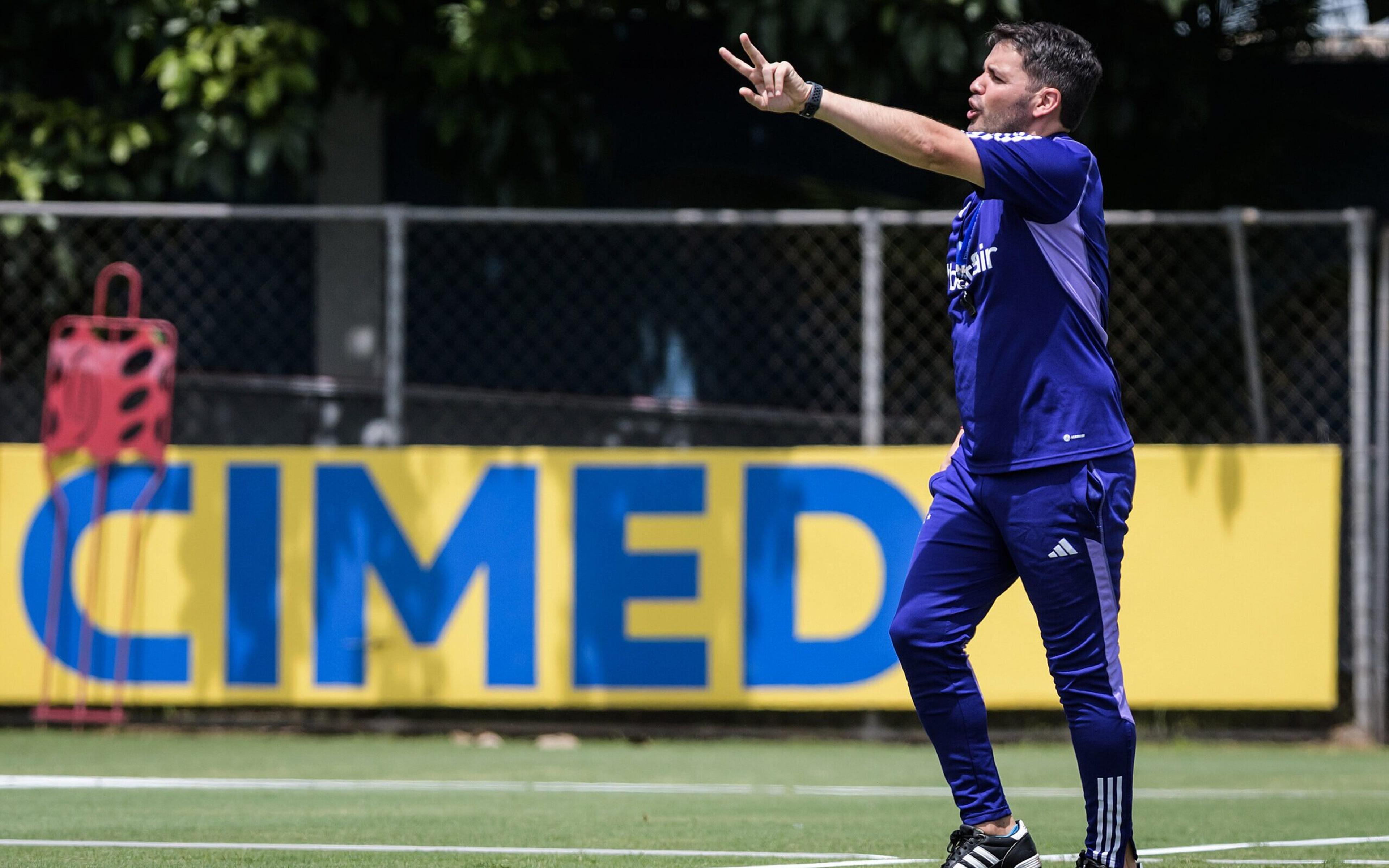 Após chegada de seis jogadores, Nicolás Larcamón pede mais reforços para o Cruzeiro